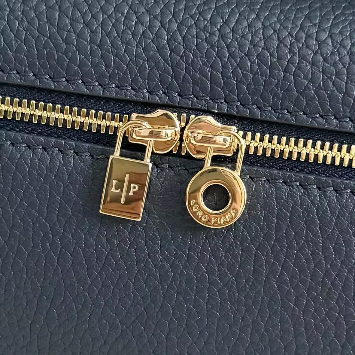 L0r0 P1ana Extra Pocket L19 Grained Calfskin 11 x 19 x 6.5 cm