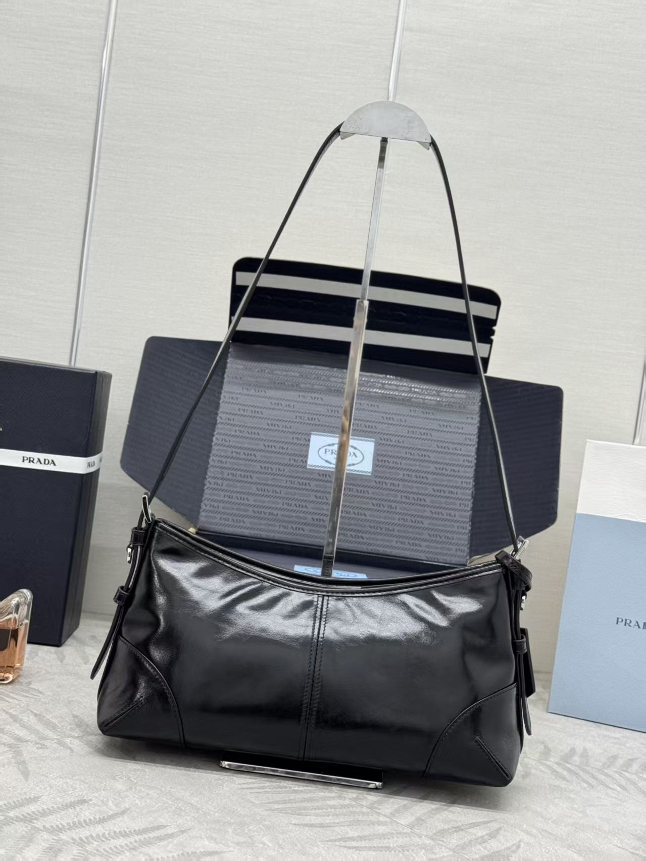 Pra*a Aimèe Medium Leather Shoulder Bag 15x32x10cm