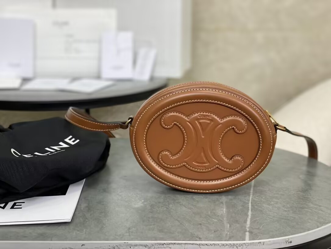 Ce1i*e small calfskin cuir triomphe oval crossbody 20x15x6cm