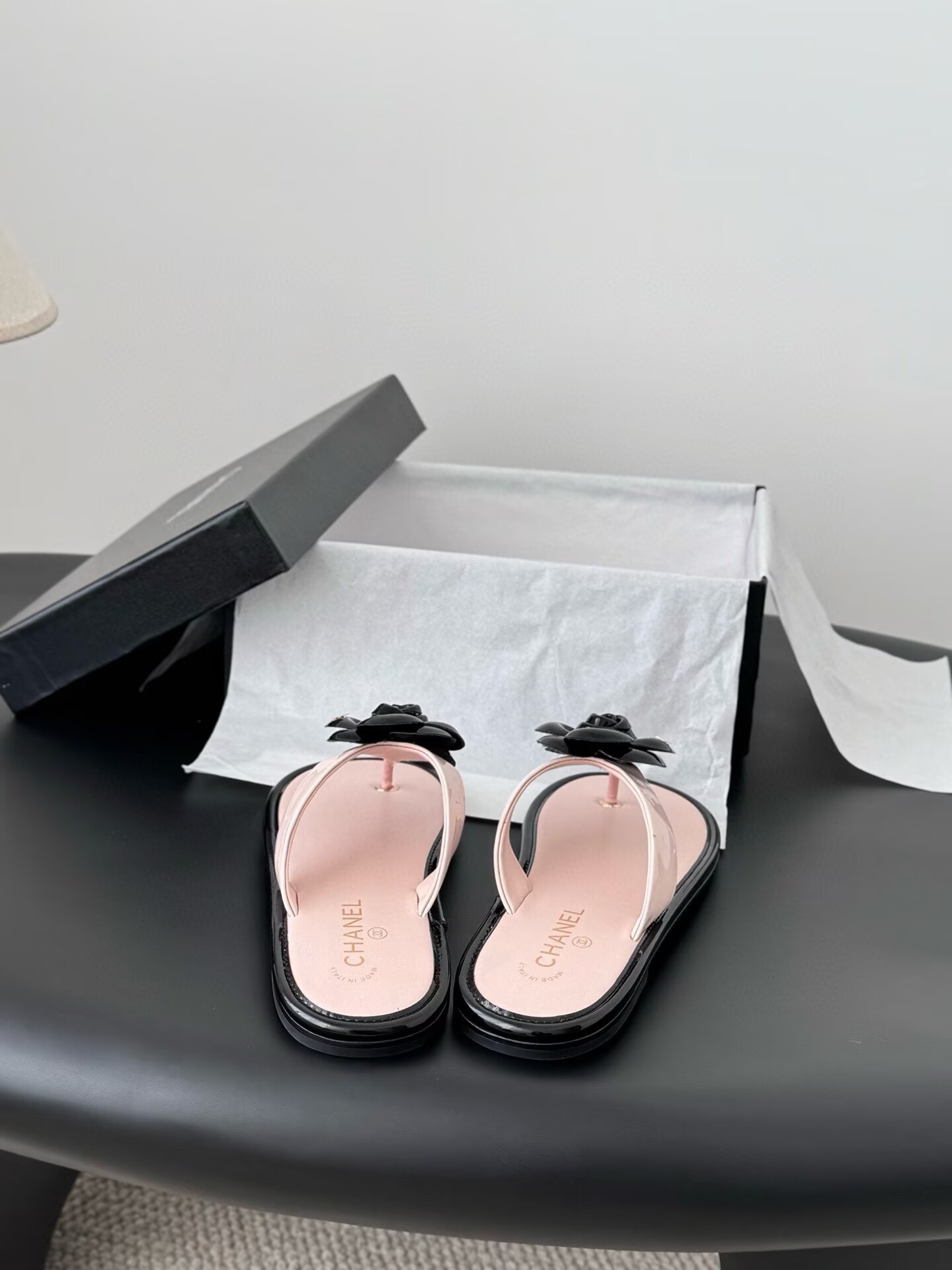 ua Ch**el thongs slides