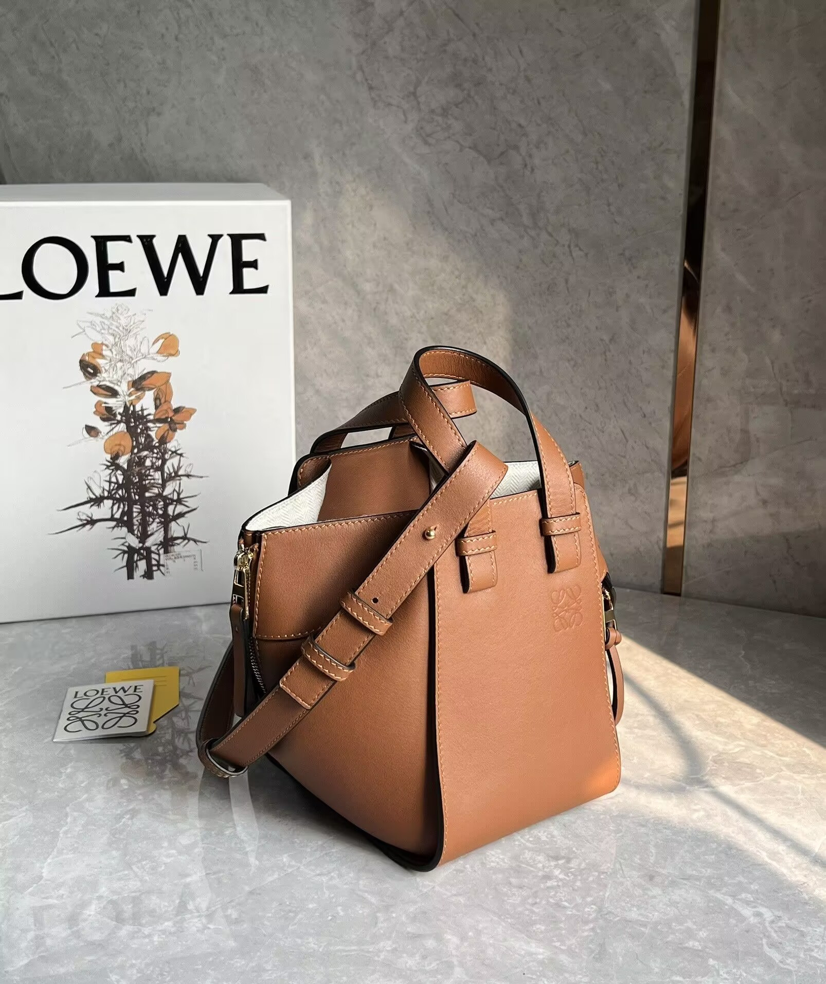 L0ew* Compact Hammock bag in classic calfskin 20.8x14.4x19.5cm