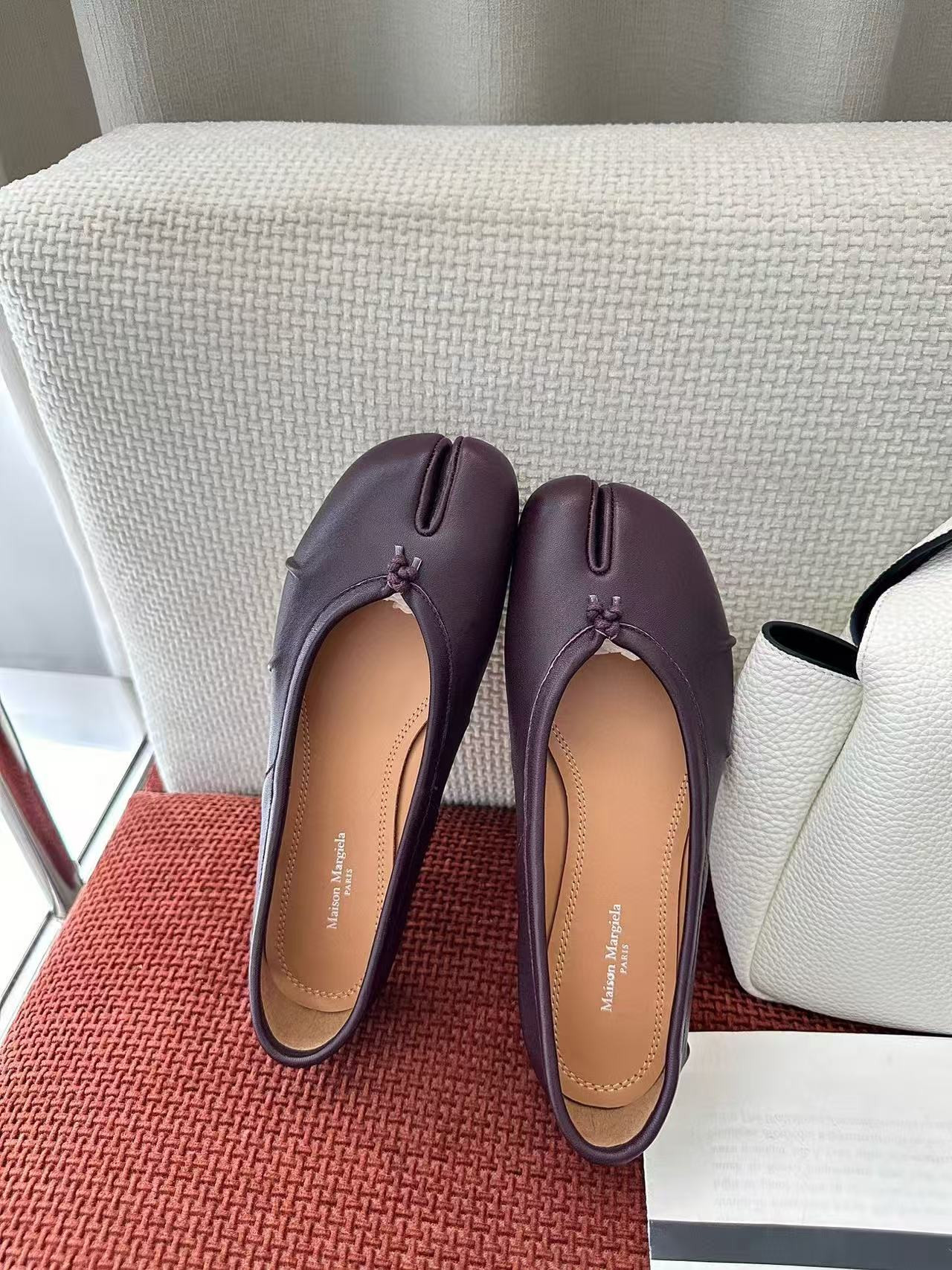 UA Ma1s0n Marg*e1a Tabi Leather Ballet Flats