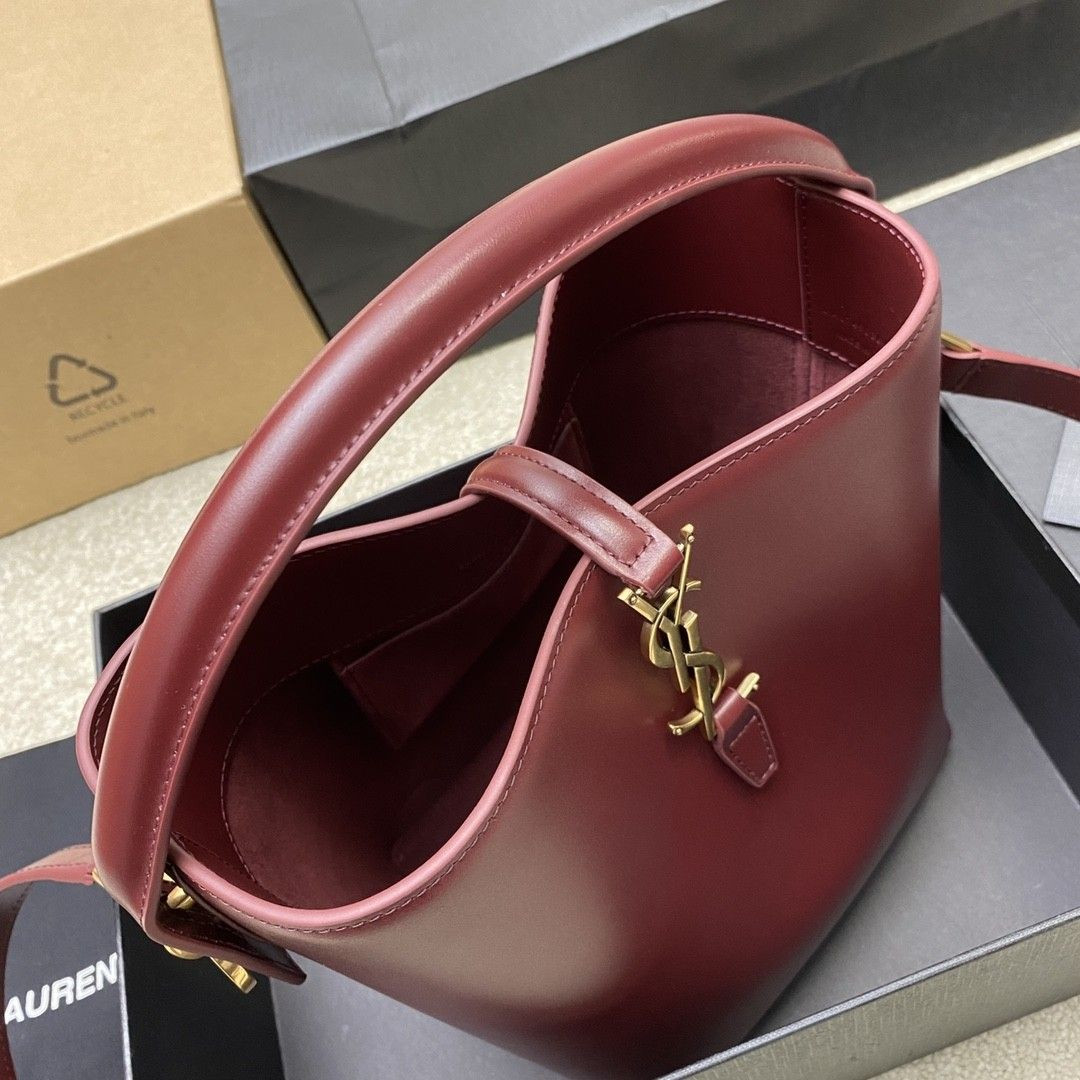 Y51 LE 37 In Shiny Leather 17x20x13cm