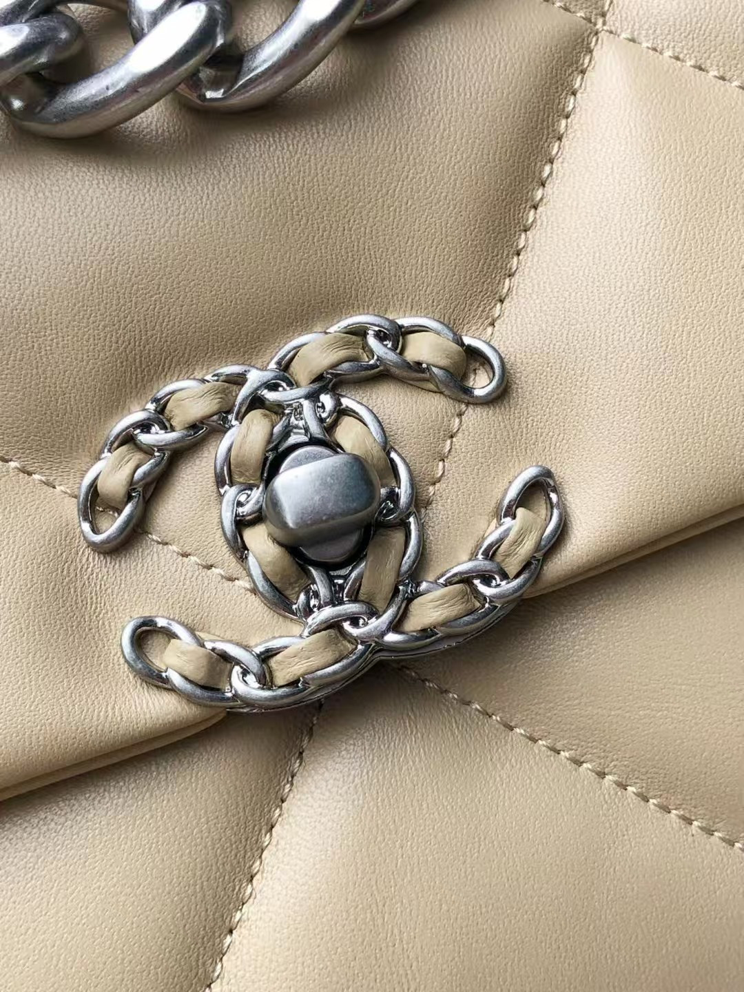 Ch**el 19 HANDBAG Shiny Leather, Gold-Tone, Silver-Tone & Ruthenium-Finish Metal Beige 26x16x9cm