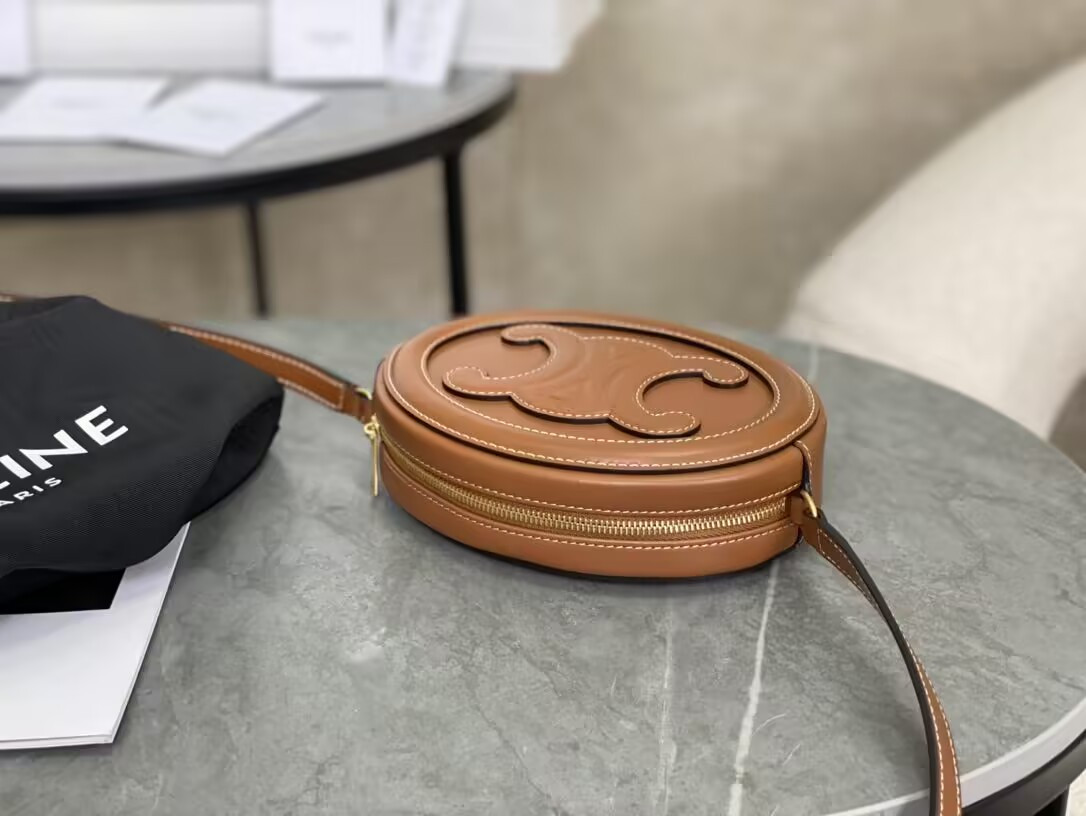 Ce1i*e small calfskin cuir triomphe oval crossbody 20x15x6cm