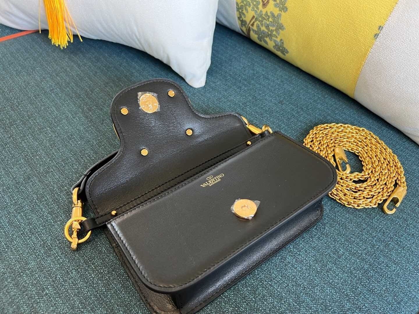 Va1e*ntin0 Garavani Locò Small Shoulder Bag In Calfskin 20x11x5cm