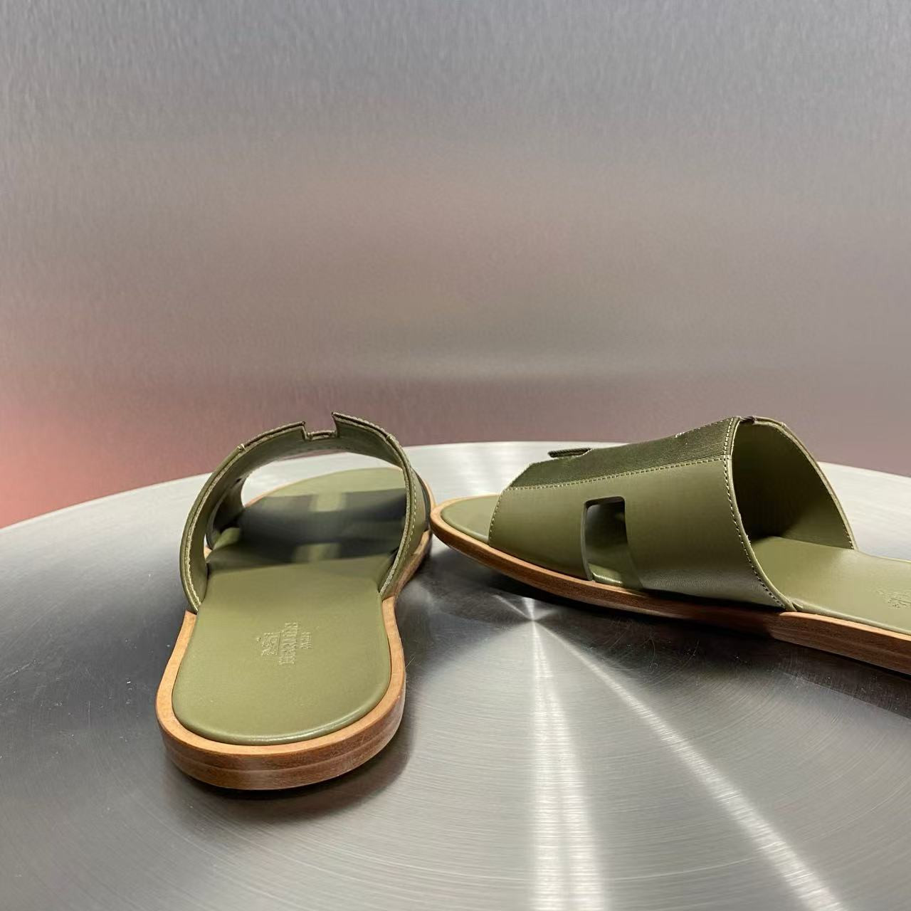 UA H**me5 Izmir sandal