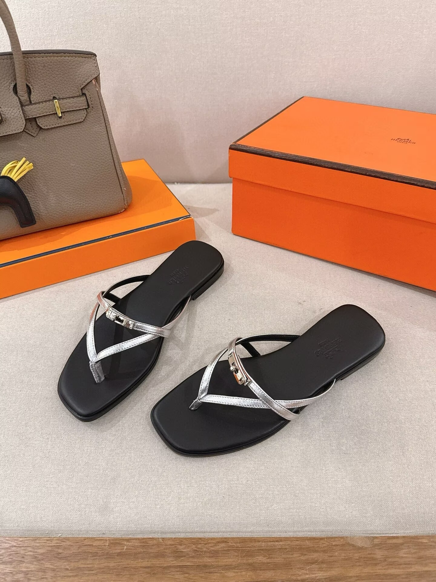 ua H**me5 miss sandals