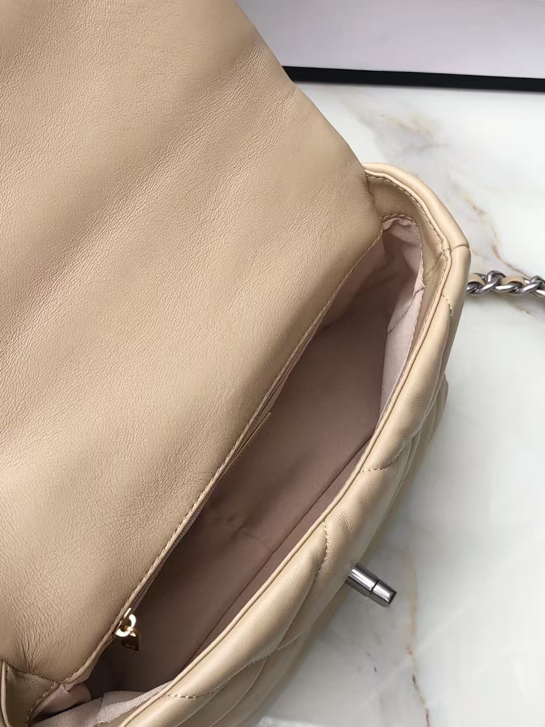 Ch**el 19 HANDBAG Shiny Leather, Gold-Tone, Silver-Tone & Ruthenium-Finish Metal Beige 26x16x9cm