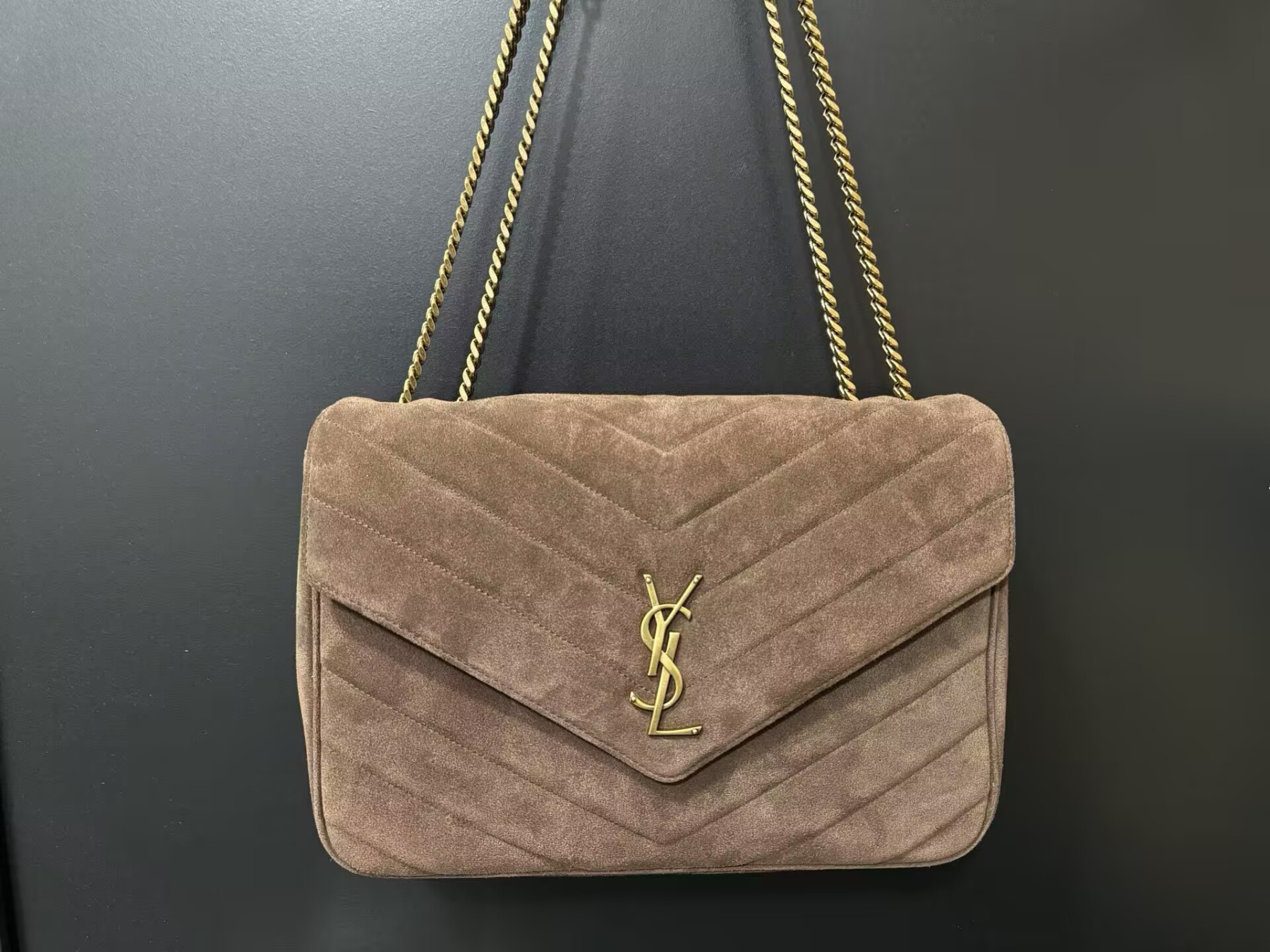 Y51 LOULOU large in MATELASSÉ Suede 32 x 22 x 10 CM