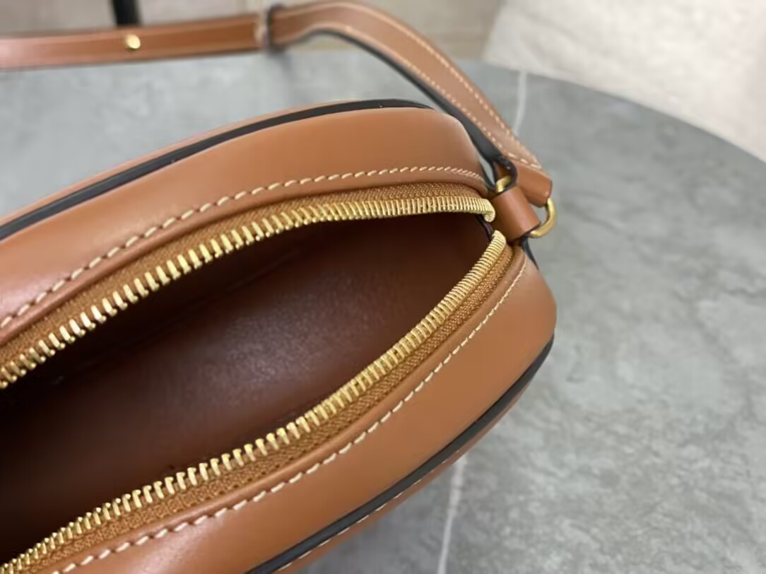 Ce1i*e small calfskin cuir triomphe oval crossbody 20x15x6cm