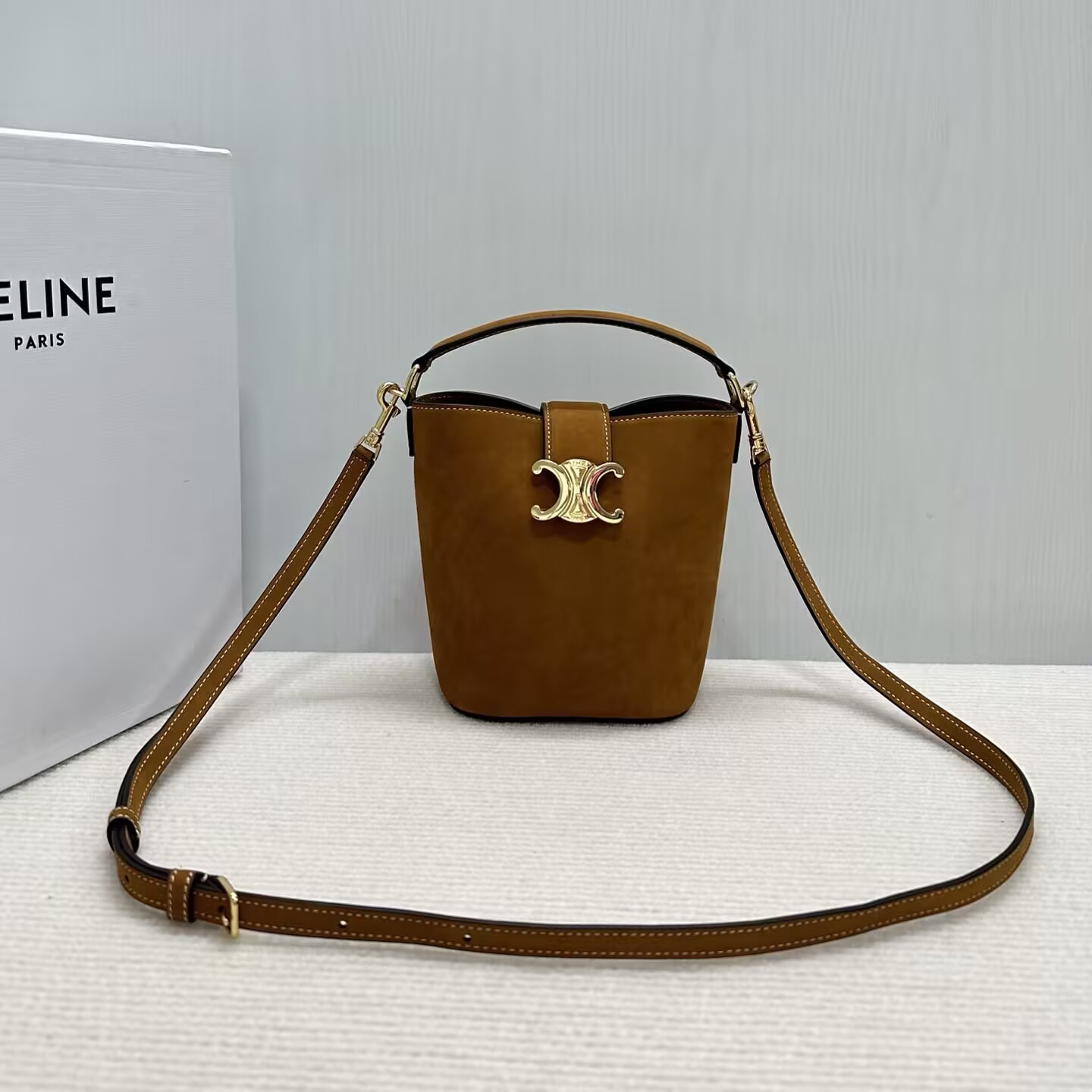 Ce1i*e MINI BUCKET L0visE IN NUBUCK CALFSKIN 13.5x16x10cm