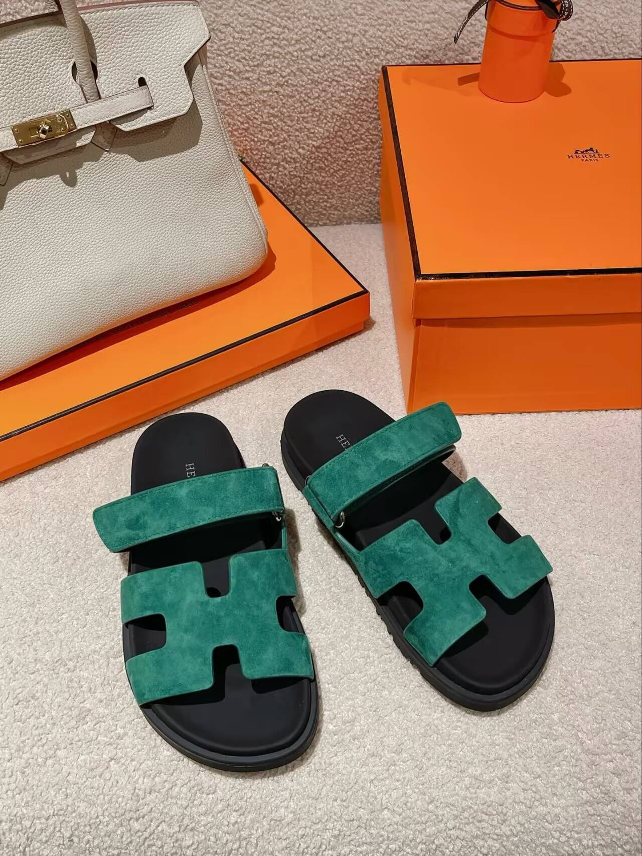 UA H**me5 Chypre sandal