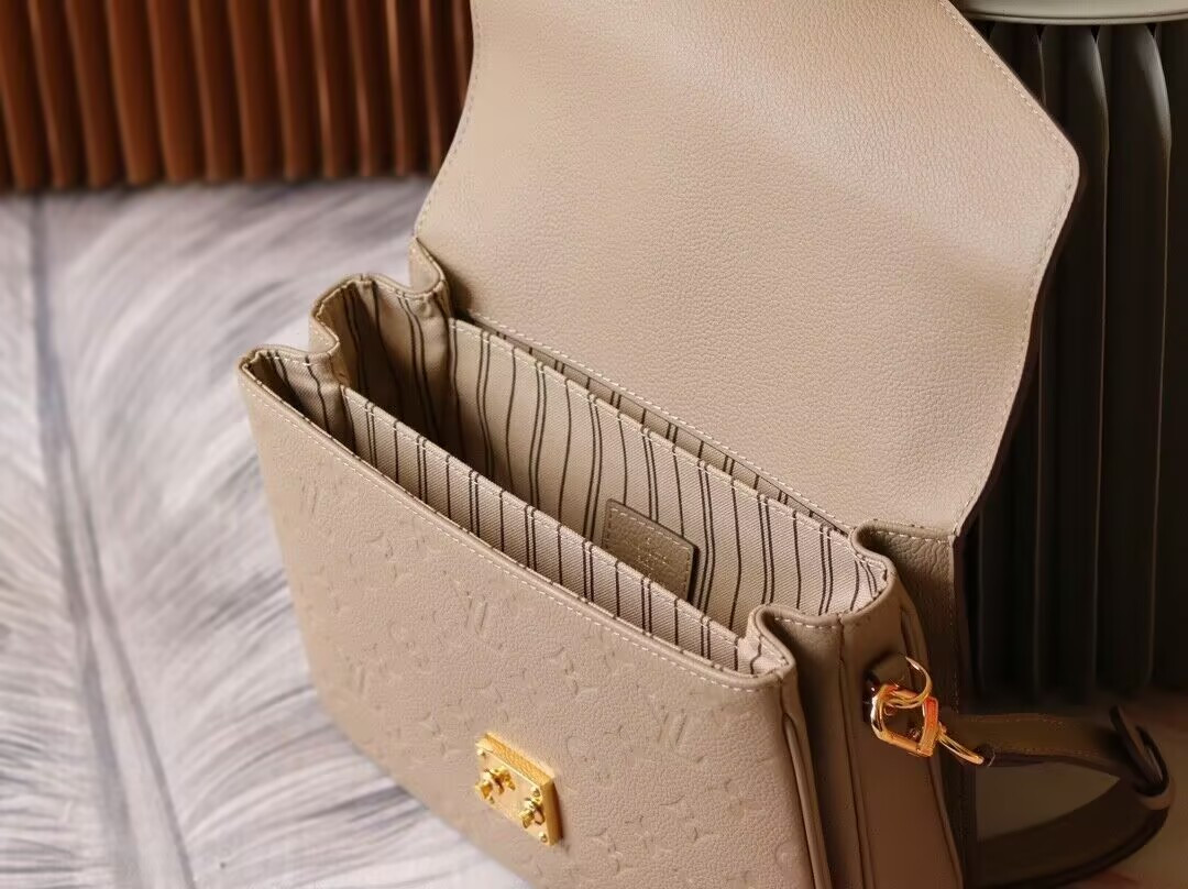 LV Pochette Métis M44881 25x19x7cm