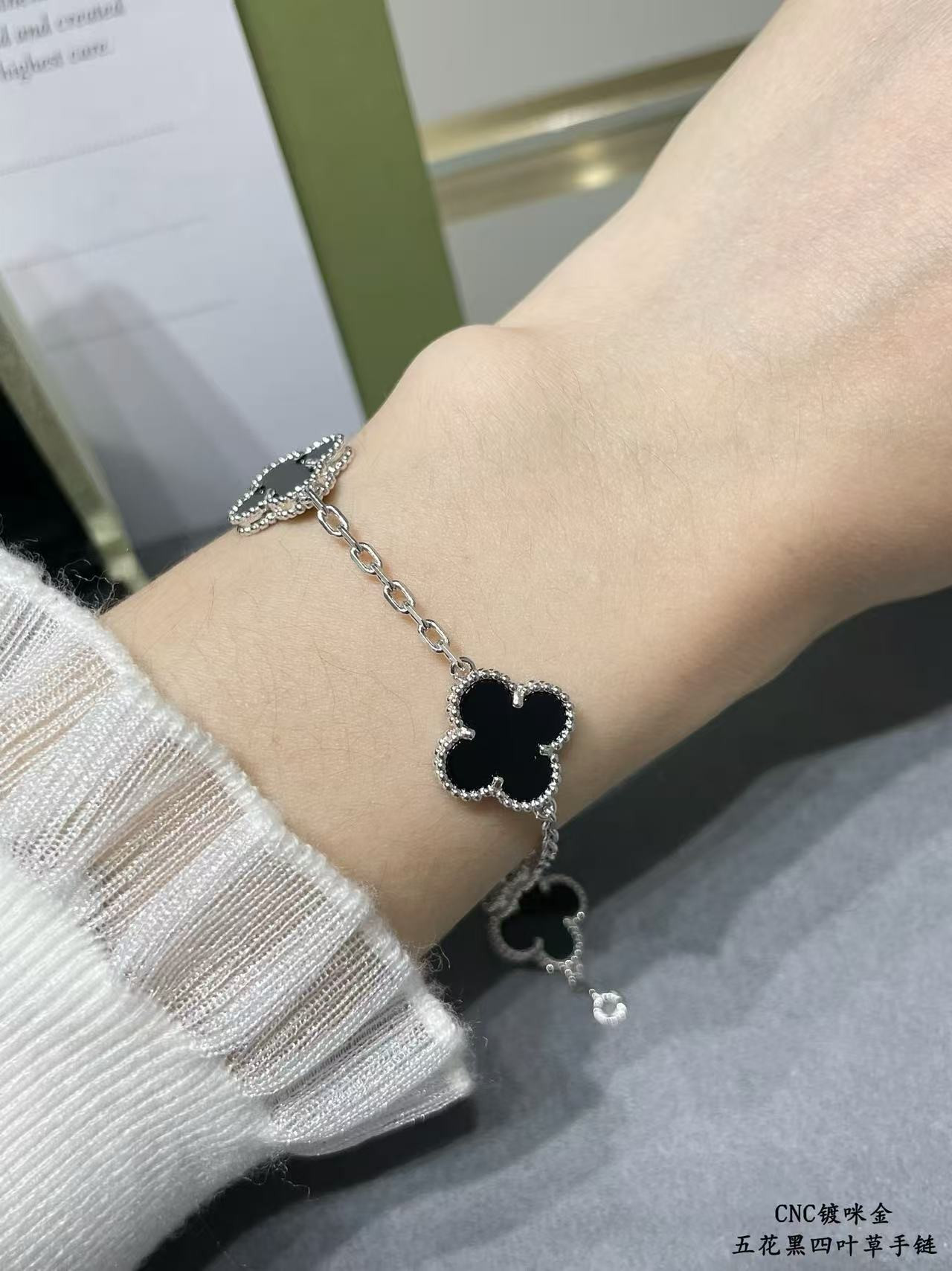 V*n Cl**f & Arpels Black five-flowered four-leaf clover Bracelet Chain length approx.19cm