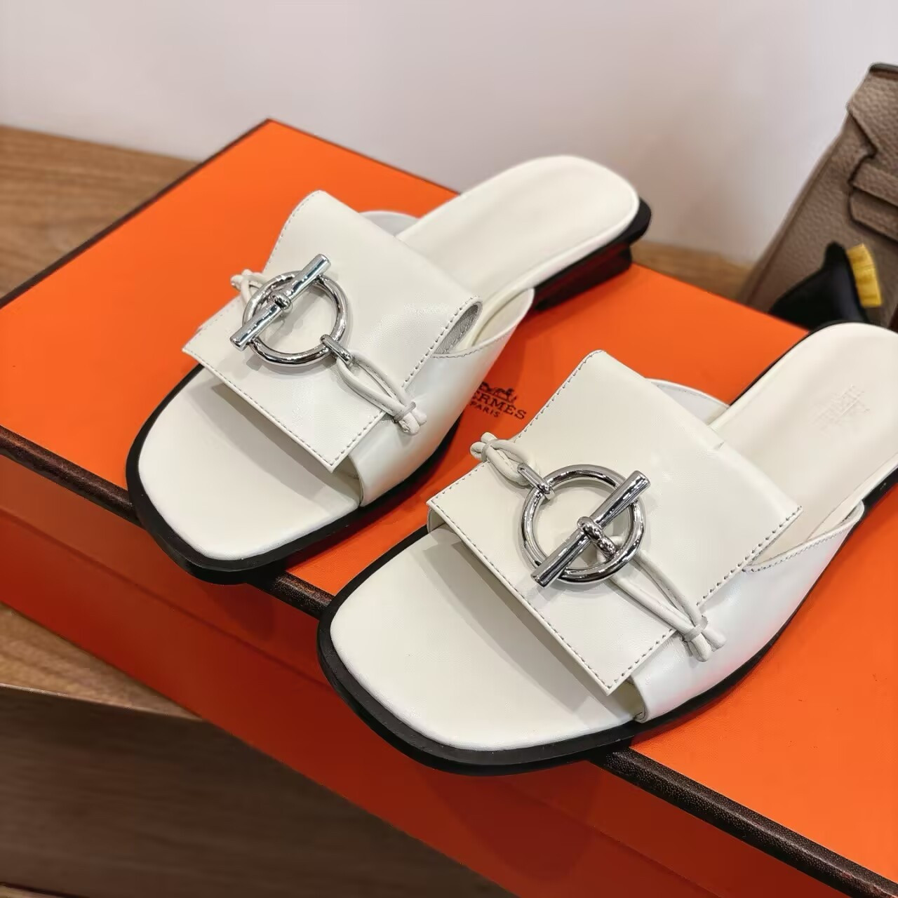 UA H**me5 Isle sandal