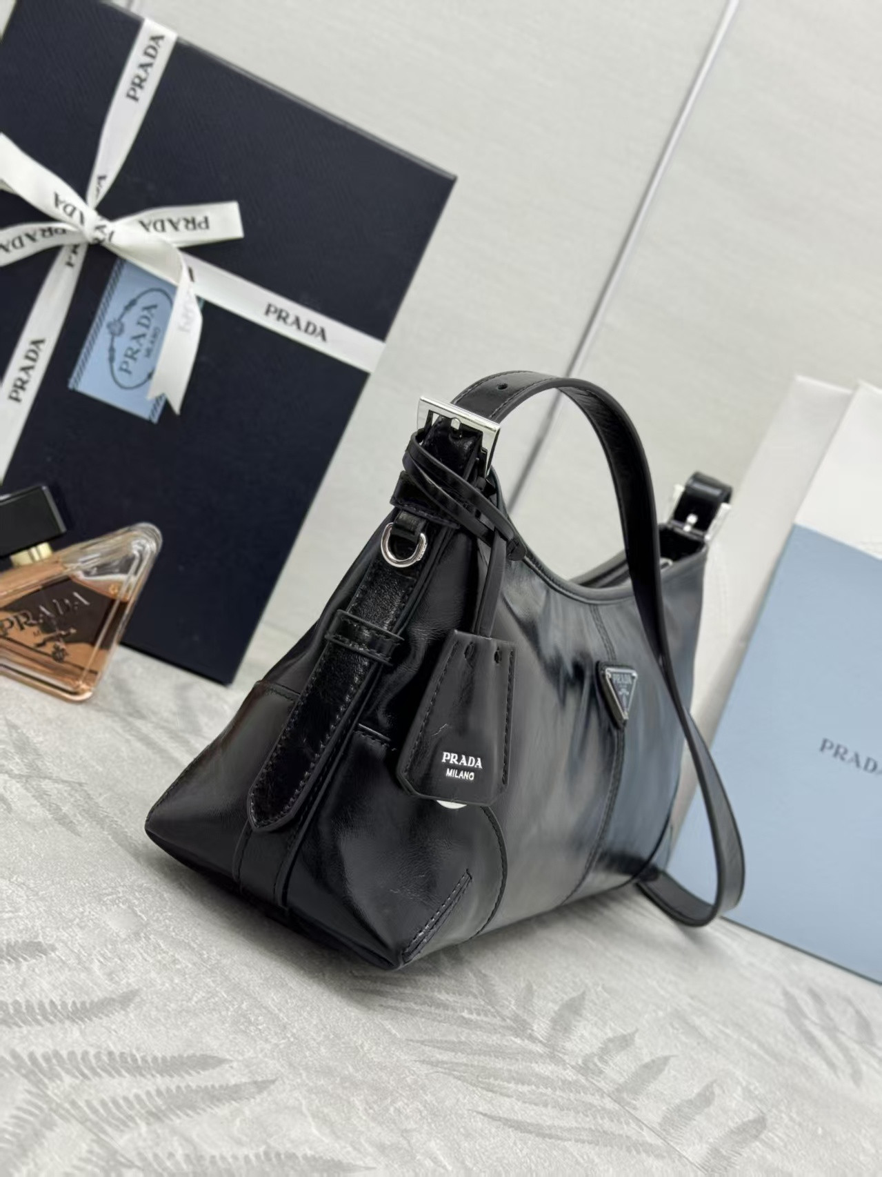 Pra*a Aimèe Medium Leather Shoulder Bag 15x32x10cm