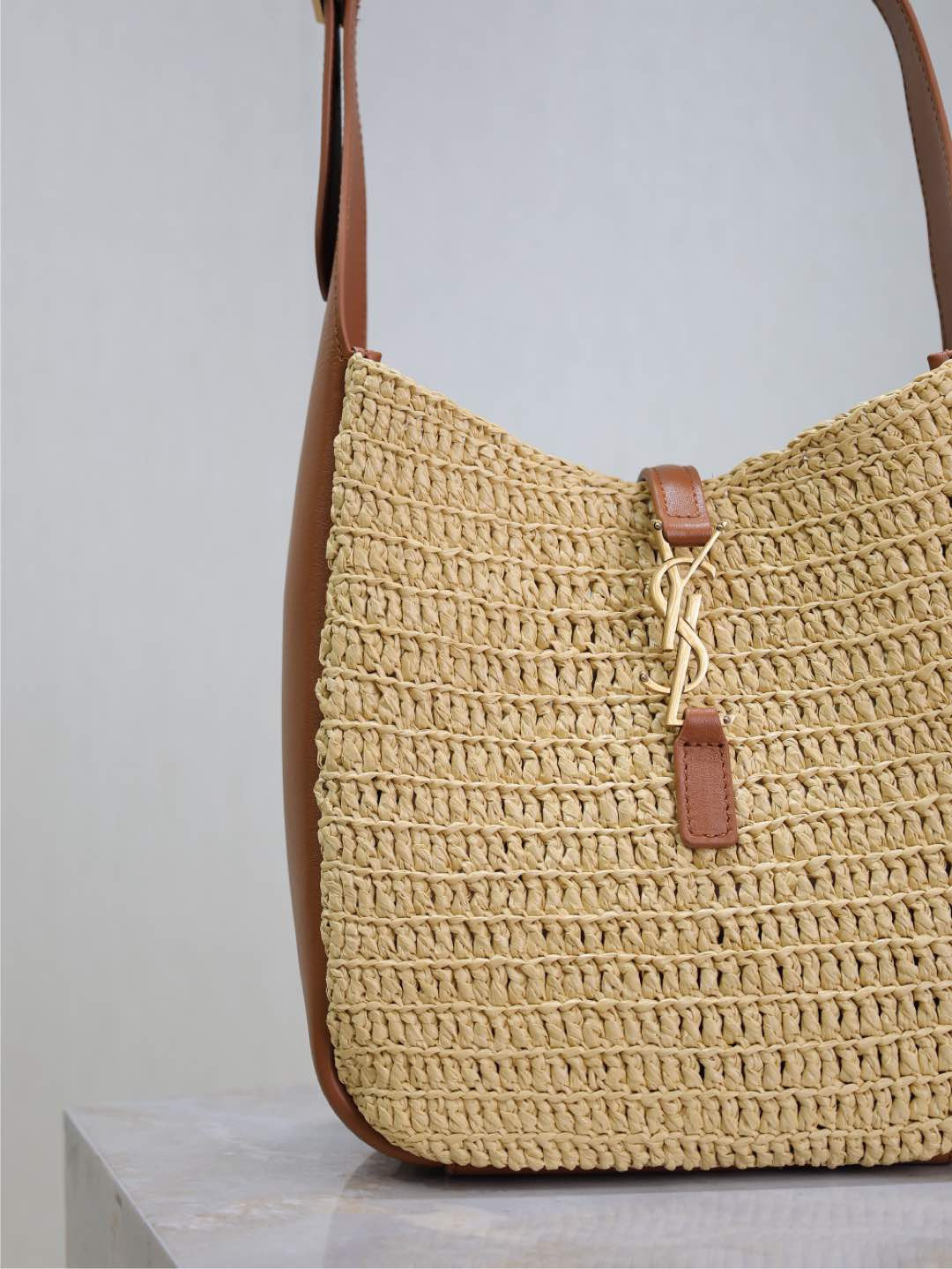 Y51 LE 5 À 7 S*pple Small in Raffia and leather 22 X  22 X 7-9 CM