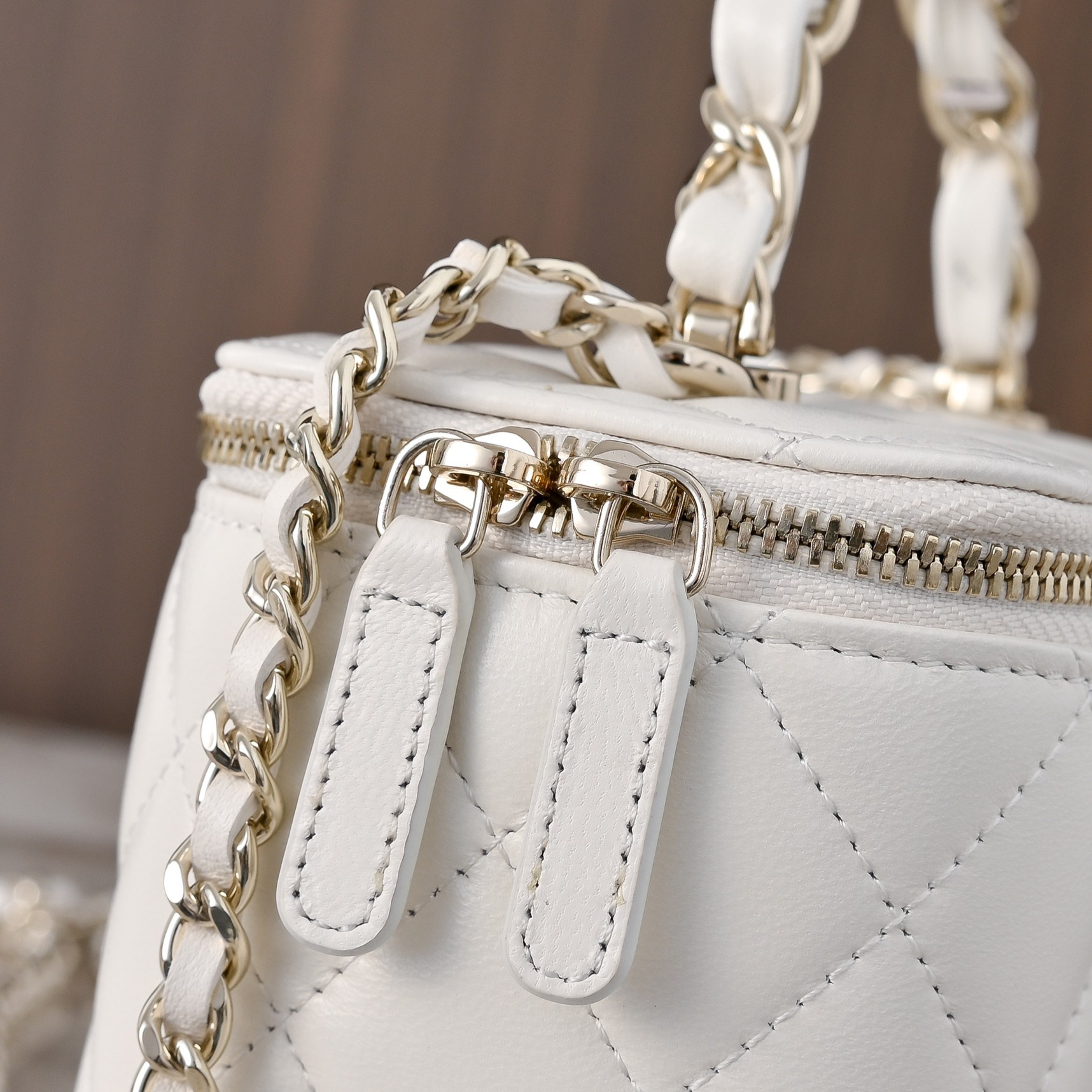Ch**el vanity with chain 9.5x17x8cm