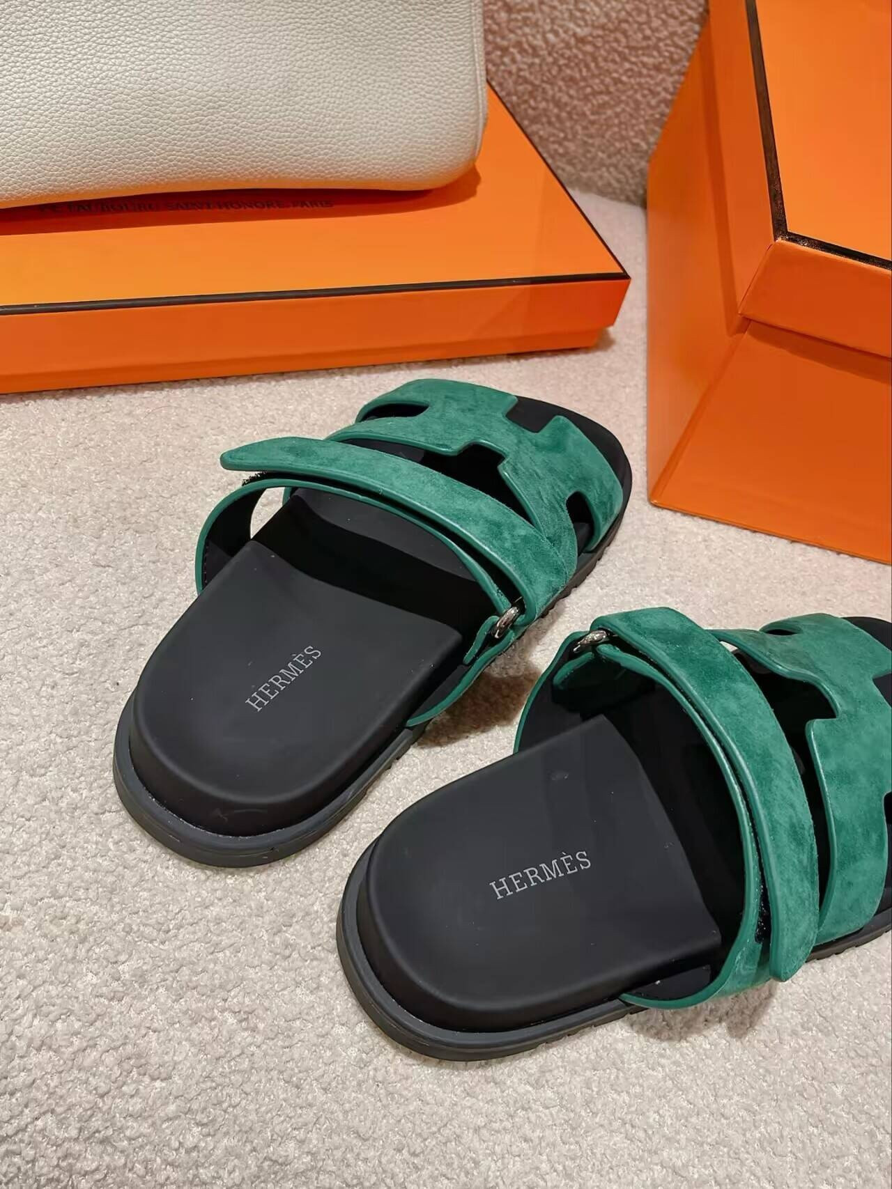 UA H**me5 Chypre sandal