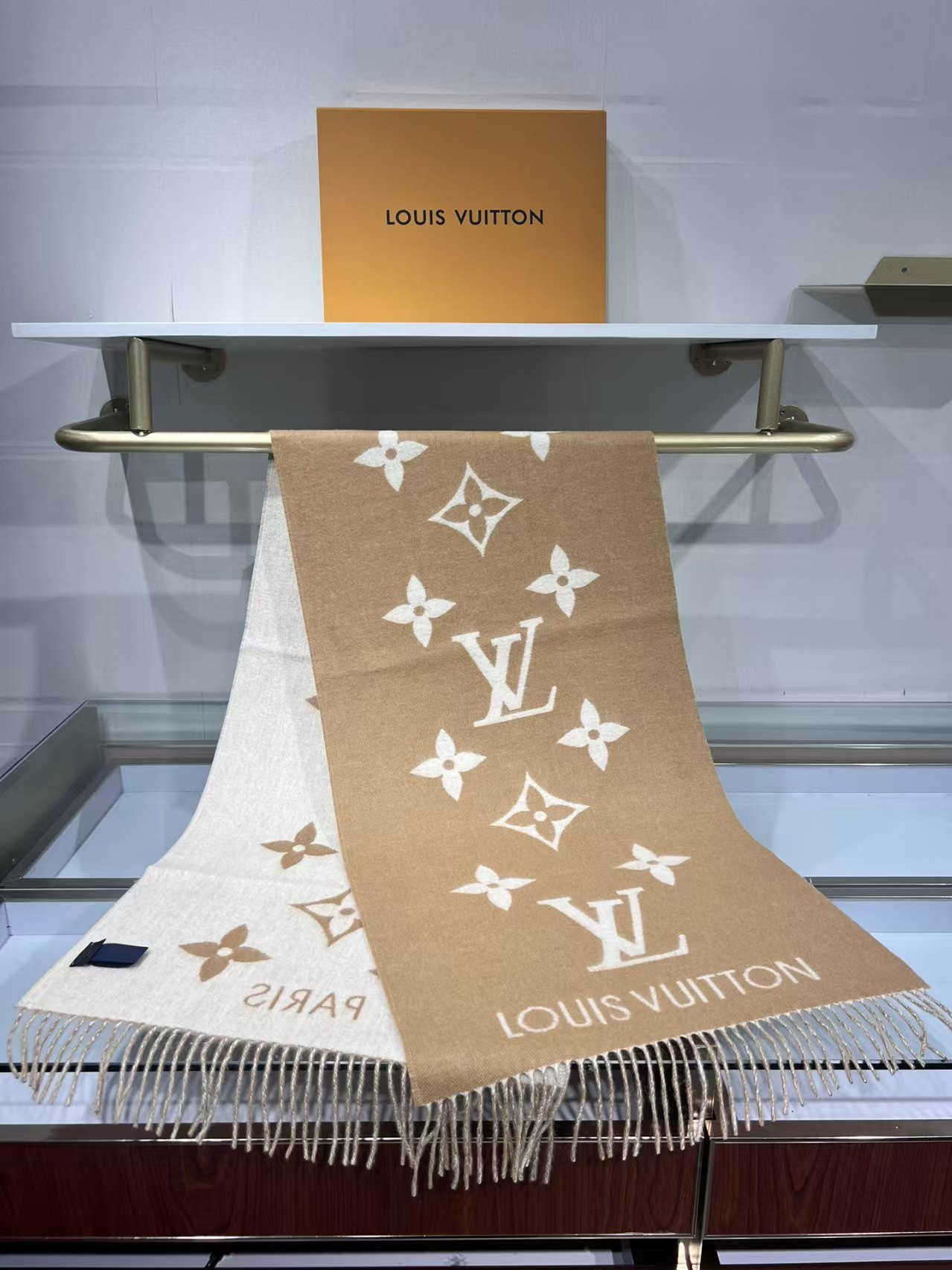l0vis Vvtt0n reykjavik scarf