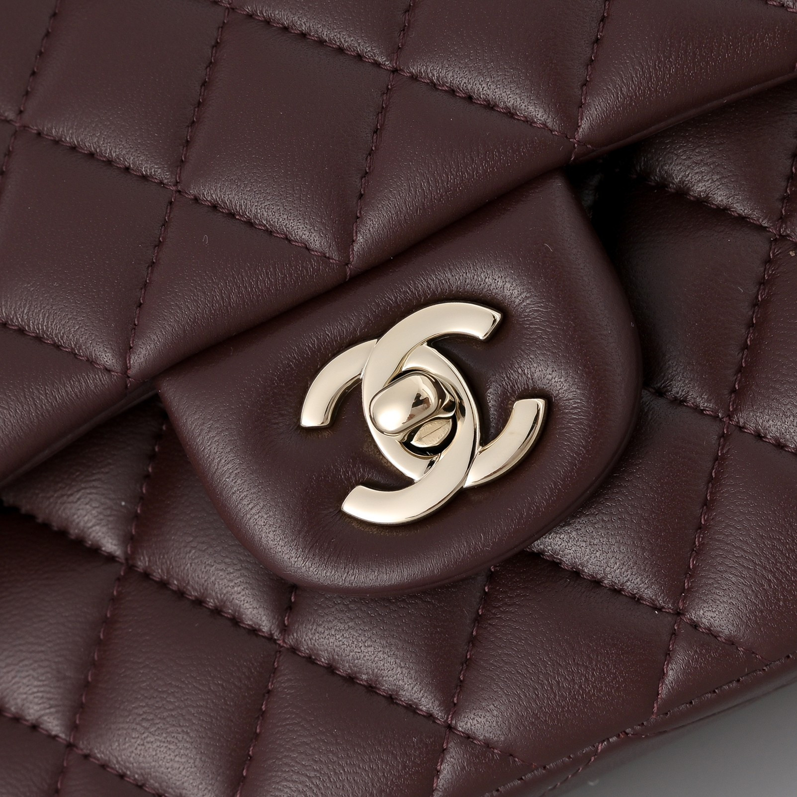 Ch**el classic flap handbag burgundy with light gold hardware a01113 23x14.5x6cm