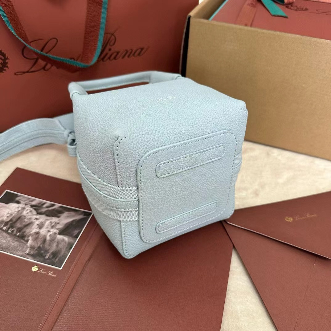 L0r0 P1ana Small Bale Bag Grained Calfskin 17 x 17 x 21 cm
