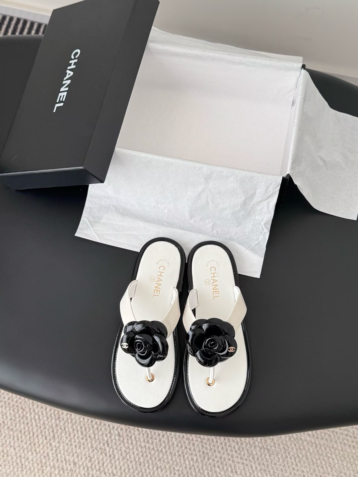 ua Ch**el thongs slides