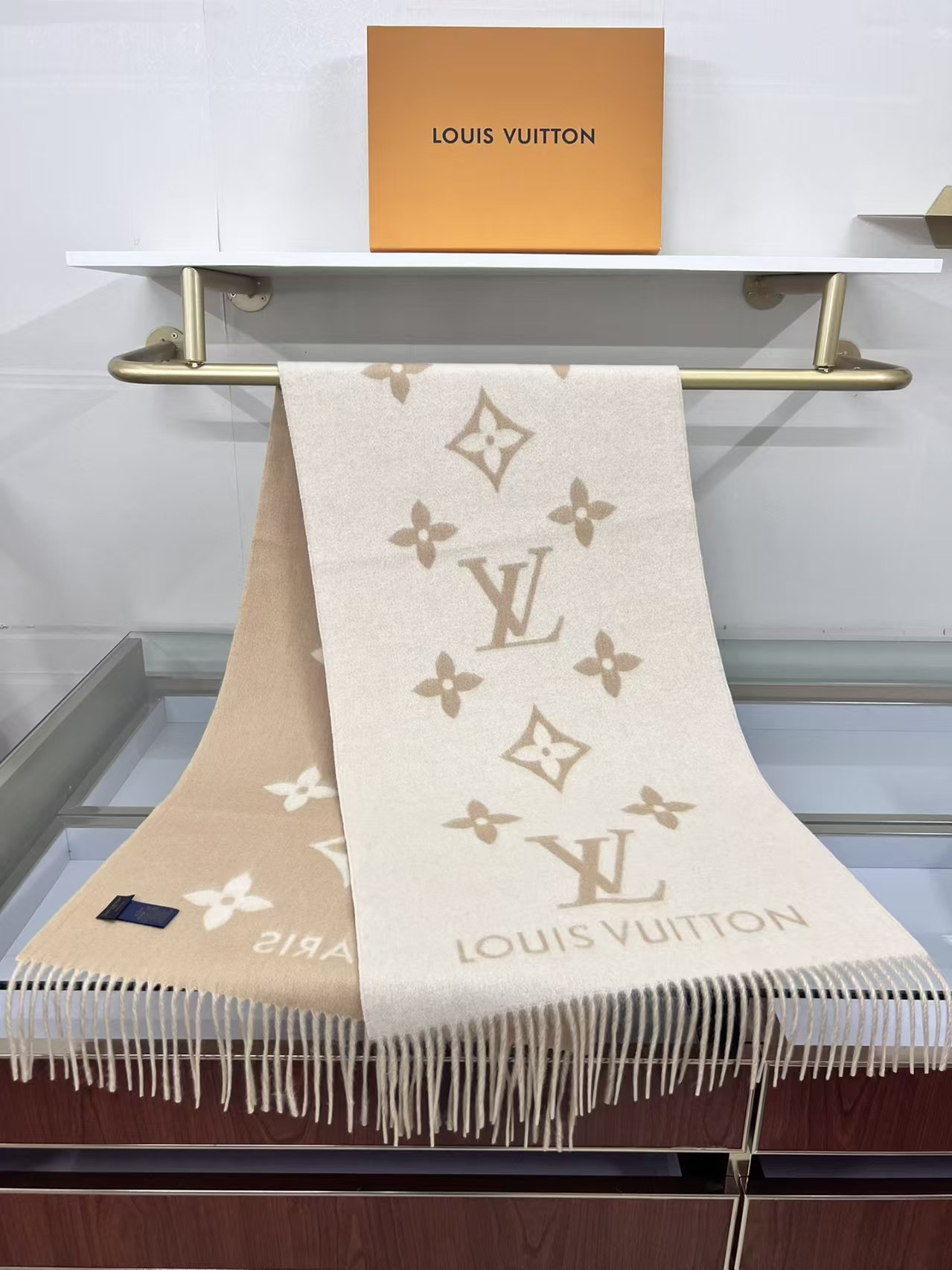l0vis Vvtt0n reykjavik scarf