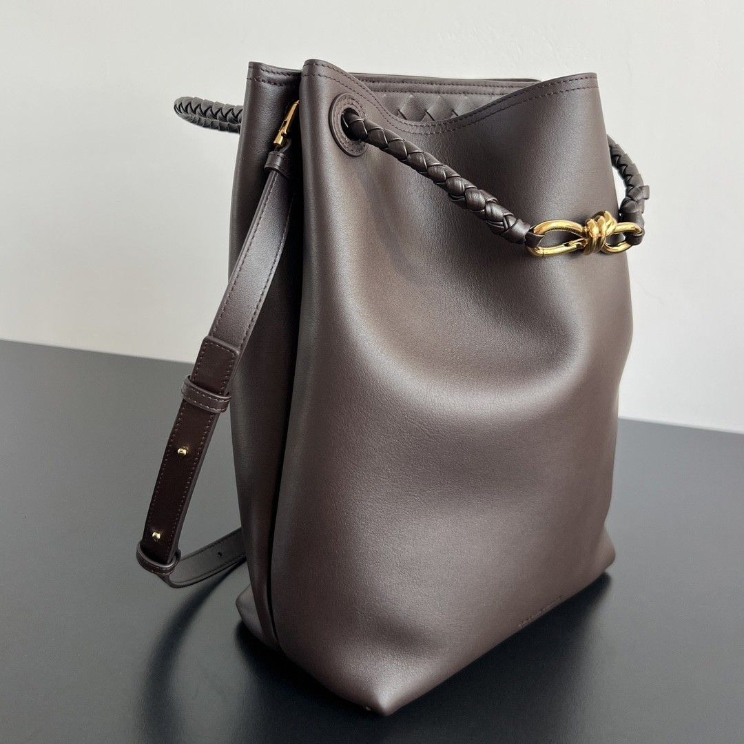 B0tt*ga Ven*ta Andiamo Medium Leather Bucket Bag 34x24x12cm Without Box
