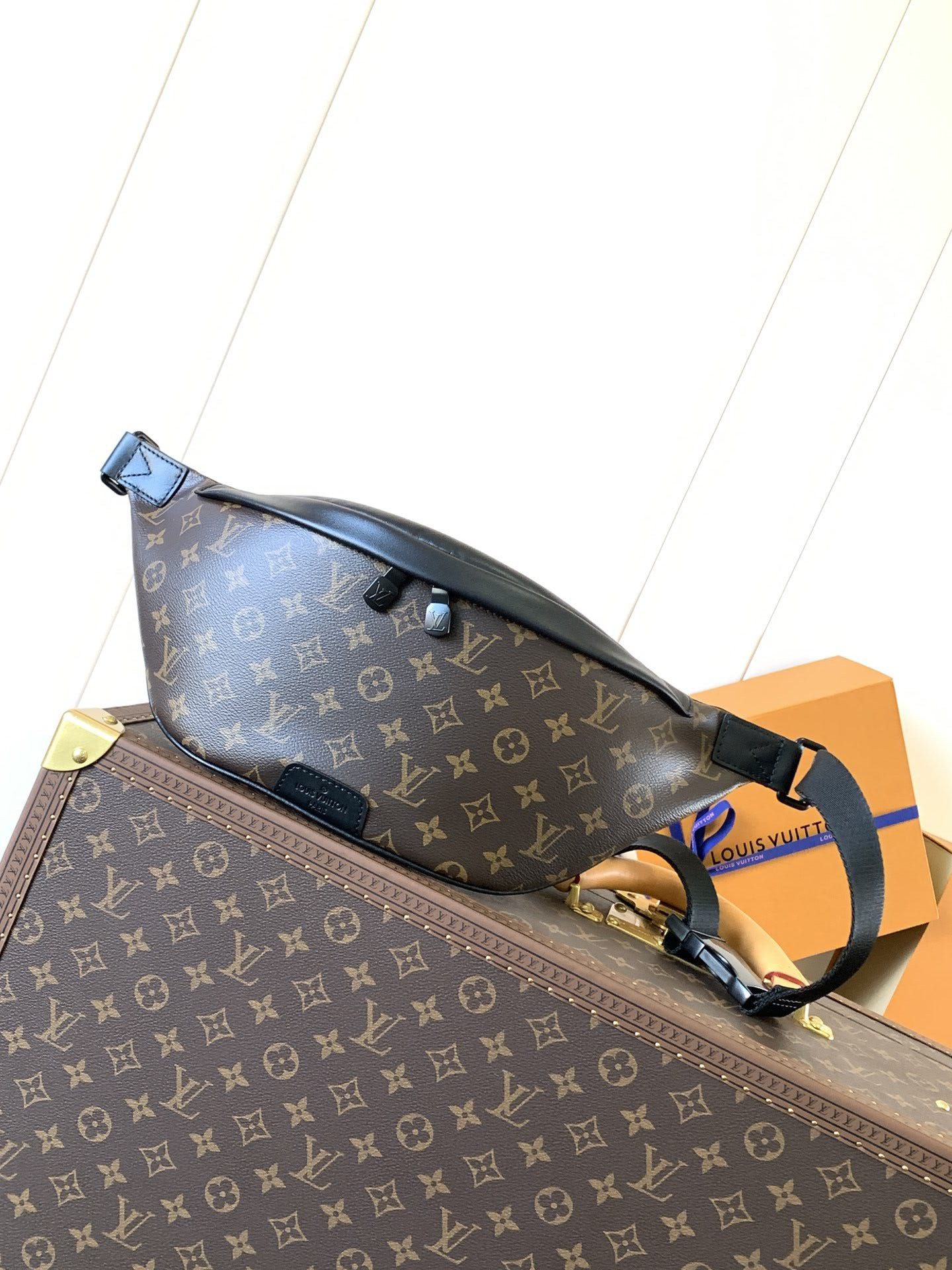 LV DISCOVERY BUMBAG M44336 Without Box 47x20x9cm