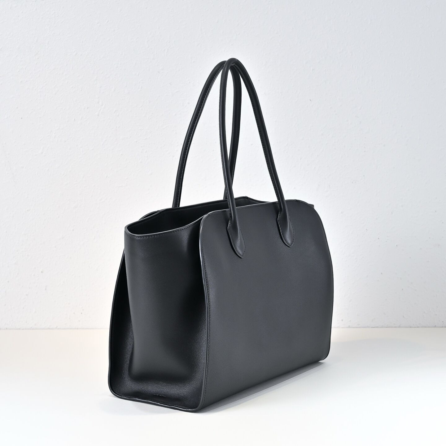 The R0w Marlo Bag in Leather 35.5x16x26cm
