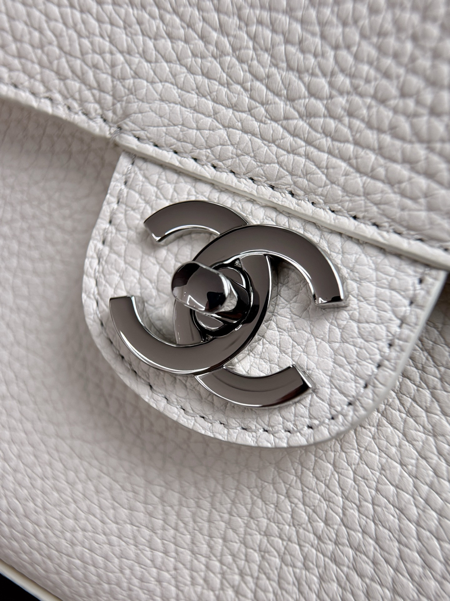 Ch**el Maxi Flap bag in White with Silver-Tone Hardware AS6231 19.5x32x10cm