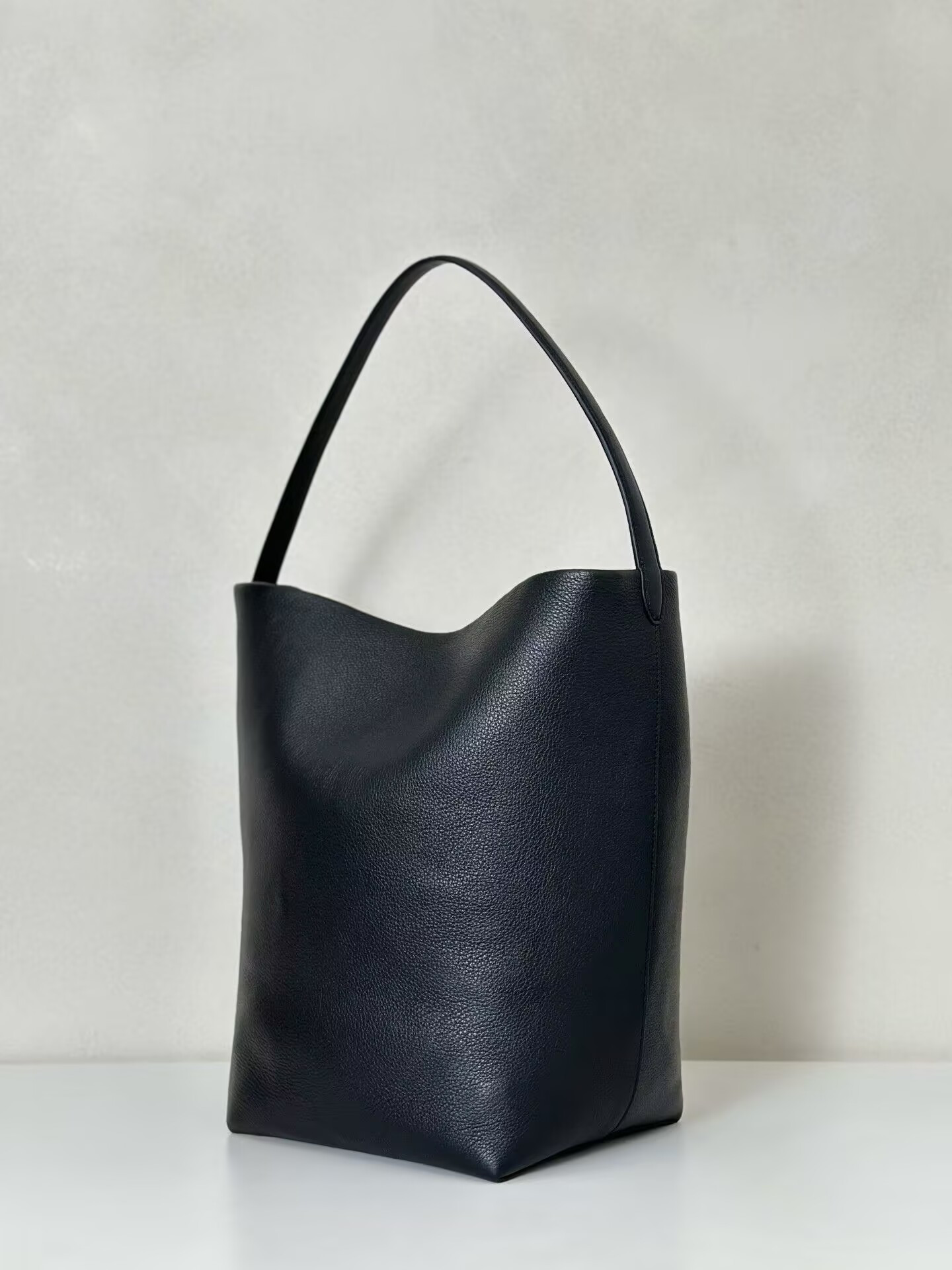 The R0w Large N/S Park Tote Bag in Leather 38x43x20cm