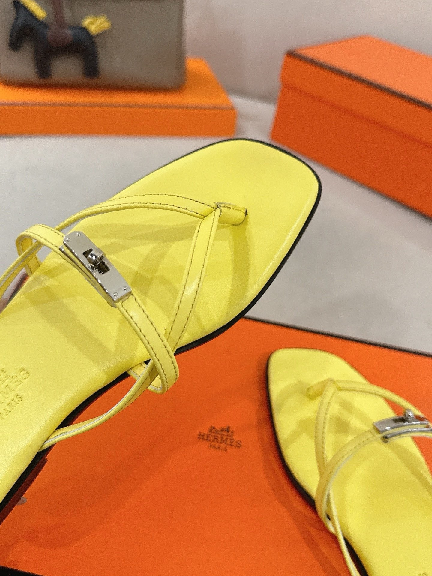ua H**me5 miss sandals