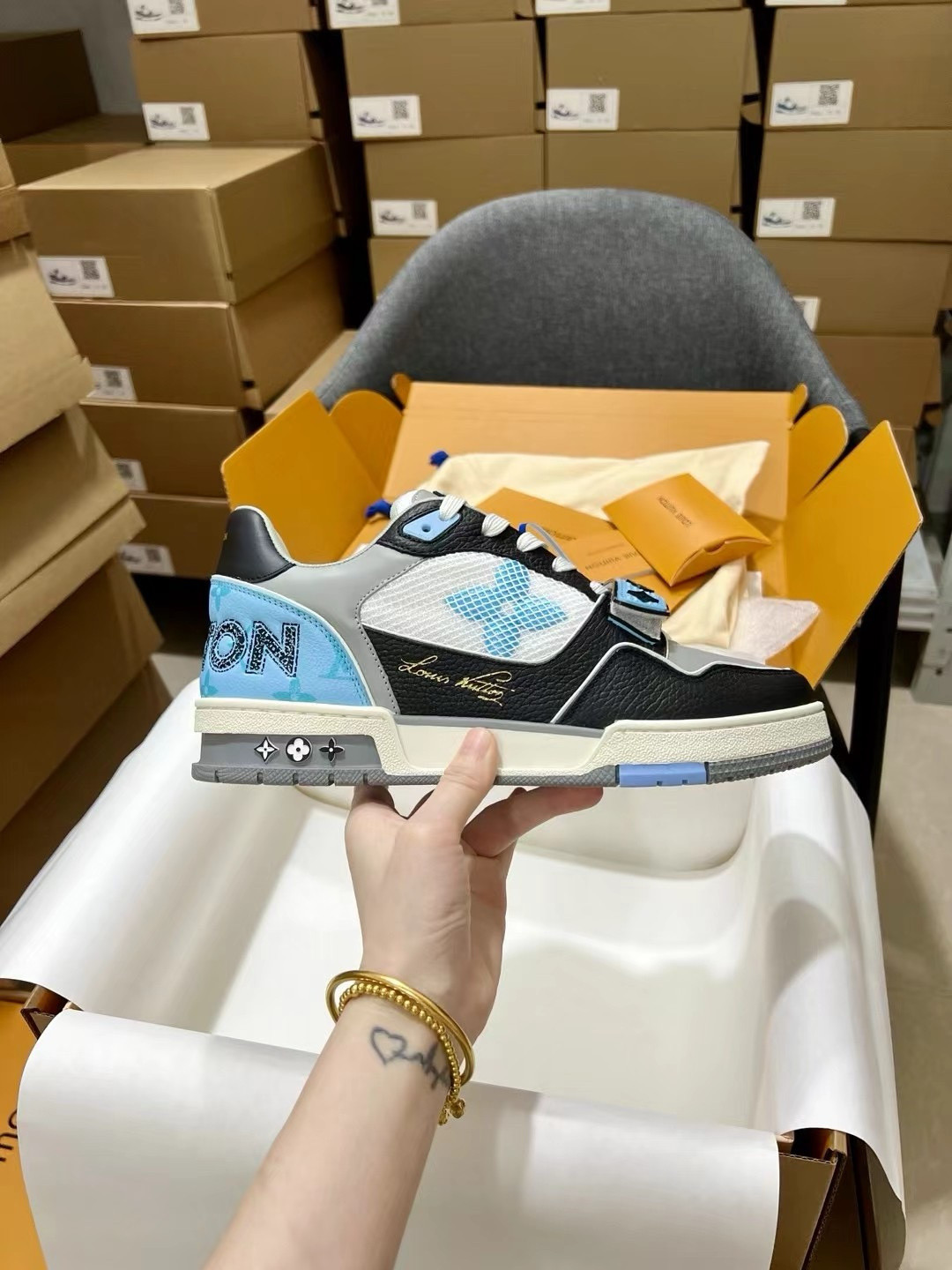 UA L0vis Vvtt0n LV Trainer Blue Grey Black