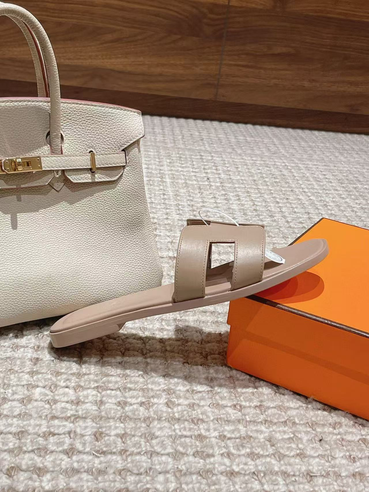 UA H**me5 Oran sandal