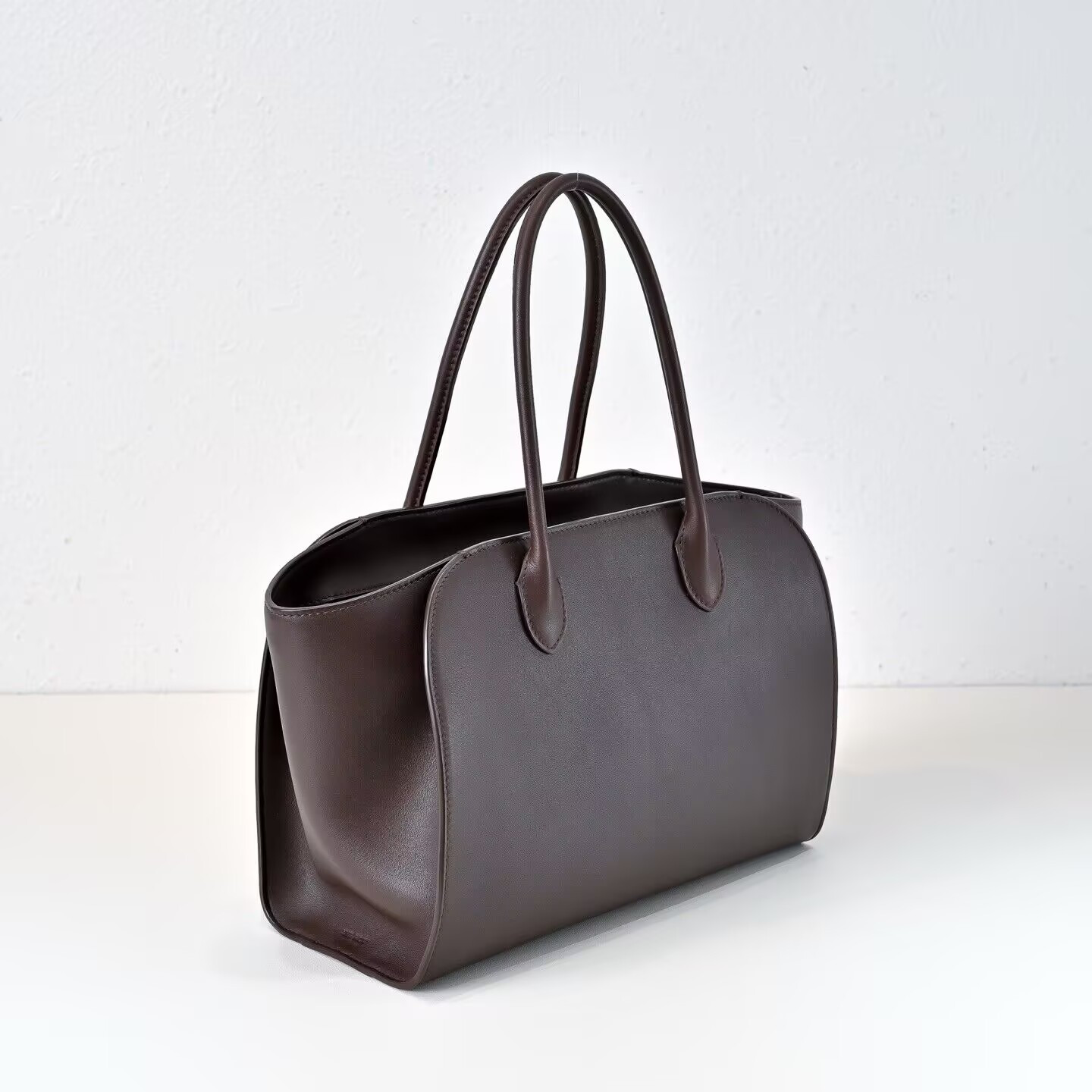 The R0w Marlo Bag in Leather 30x14x21cm