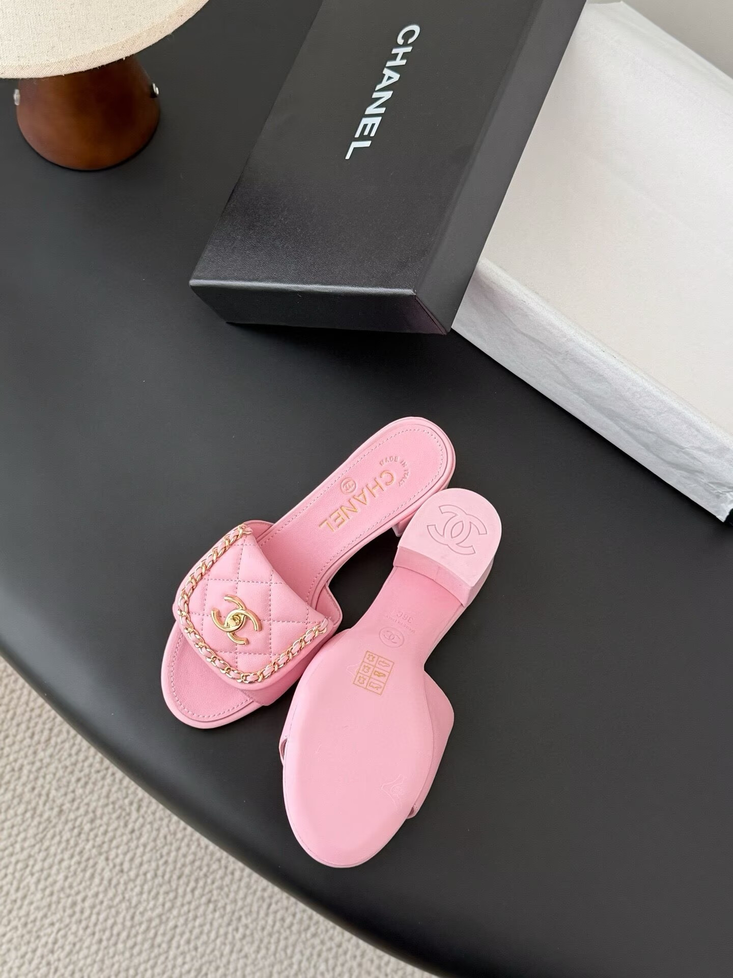 ua Ch**el slippers