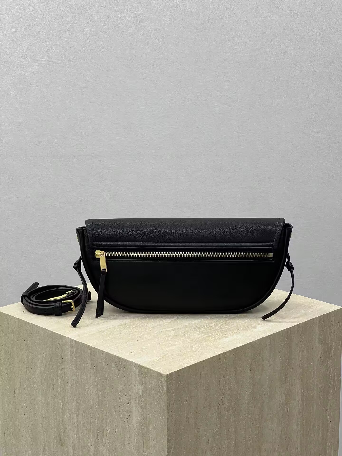 Ce1i*e HALFMOON SOFT TRIOMPHE BAG IN S*pPLE SHINY LAMBSKIN 25x13x5cm