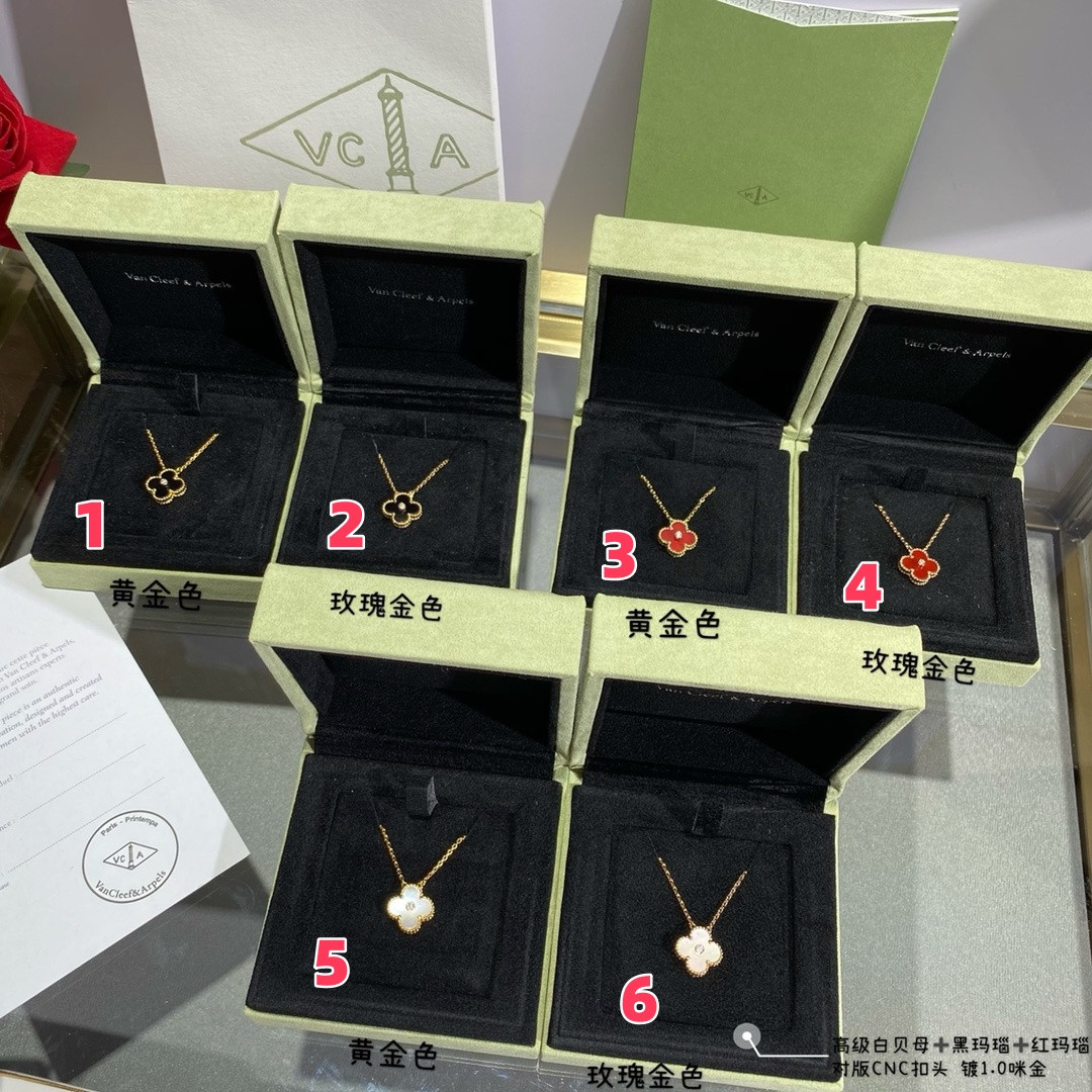 V*n Cl**f & Arpels Medium Classic Four Leaf Clover Necklace Diameter approx 1.5cm Chain length approx 40+5cm