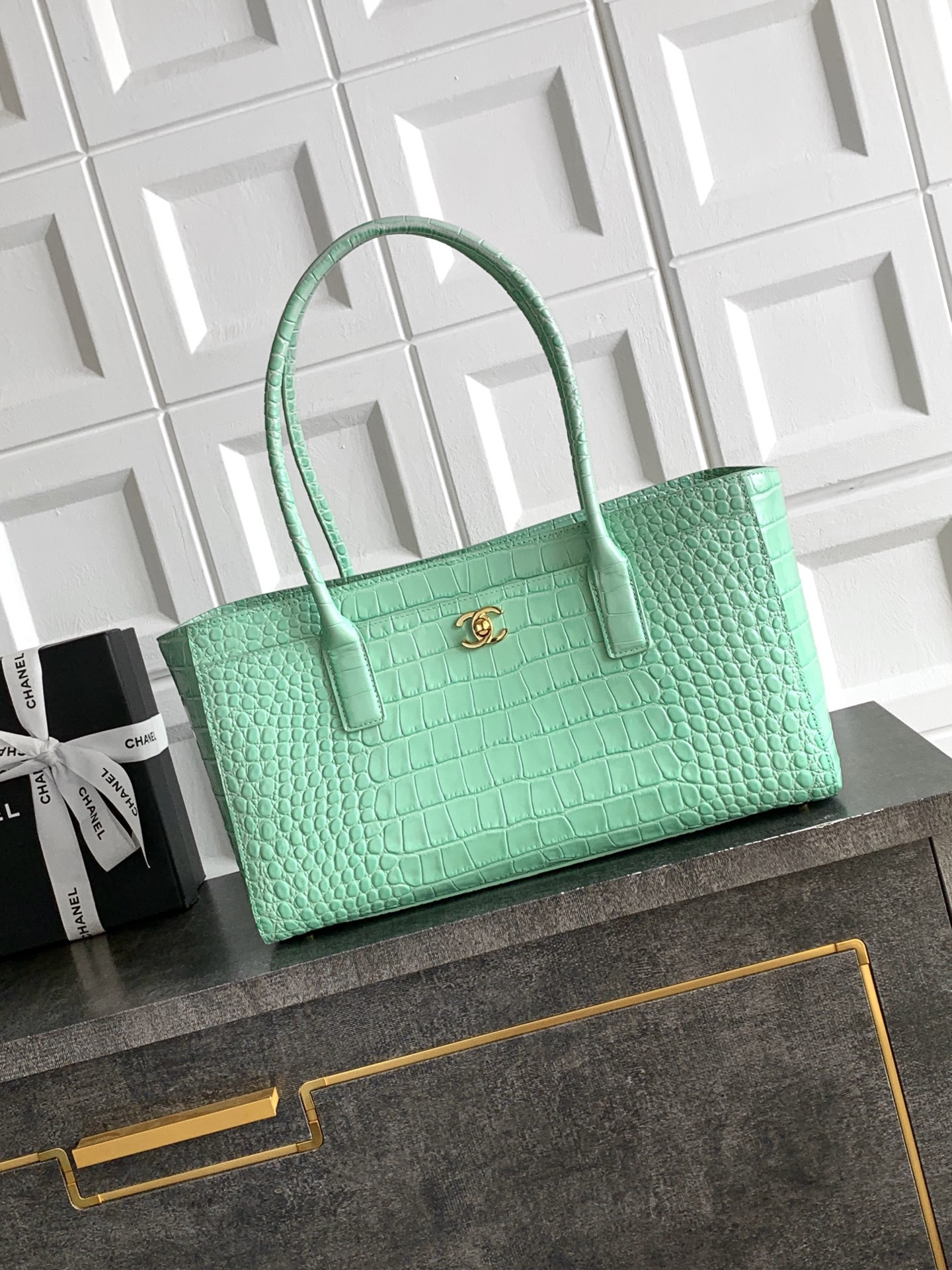 Ch**el tote crocodile-embossed bag 35x21x12cm
