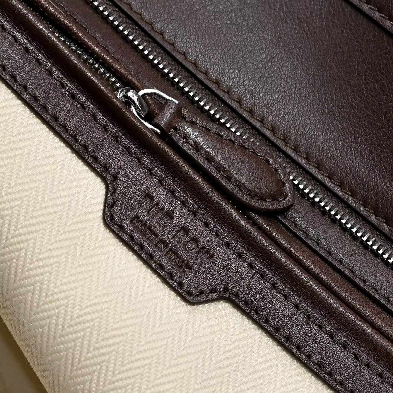 The R0w Marlo Bag in Leather 35.5x16x26cm