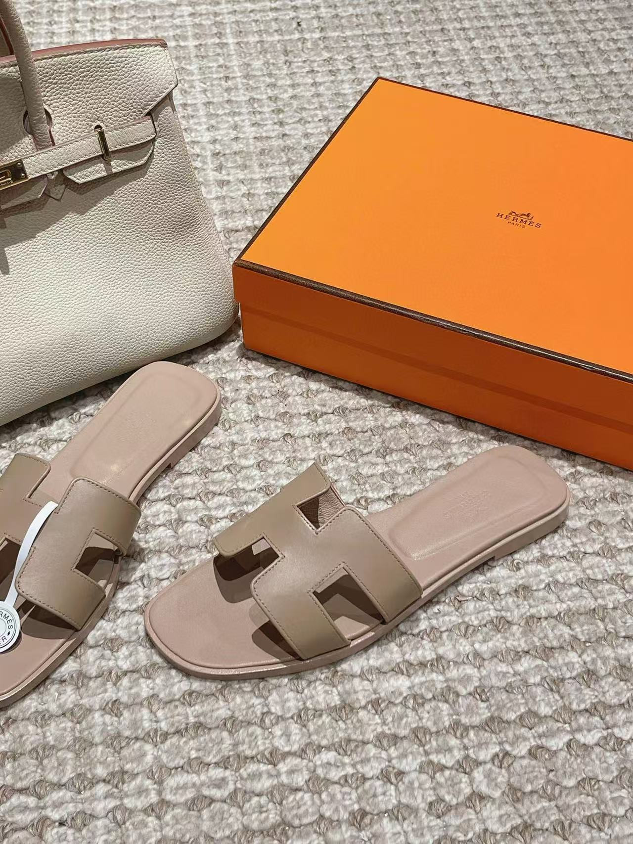 UA H**me5 Oran sandal