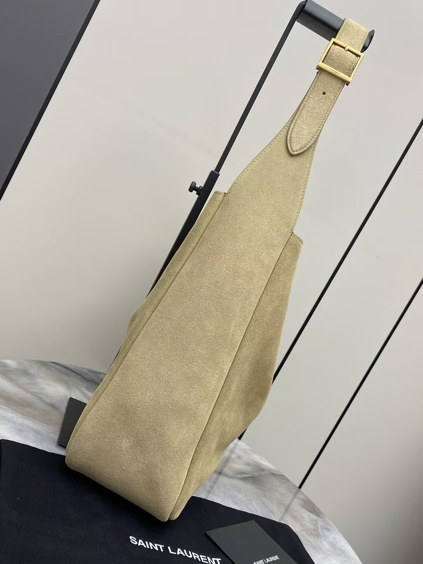 Y51 LE 5 À 7 S*pPLE LARGE IN SUEDE 30 X 31 X 13 CM