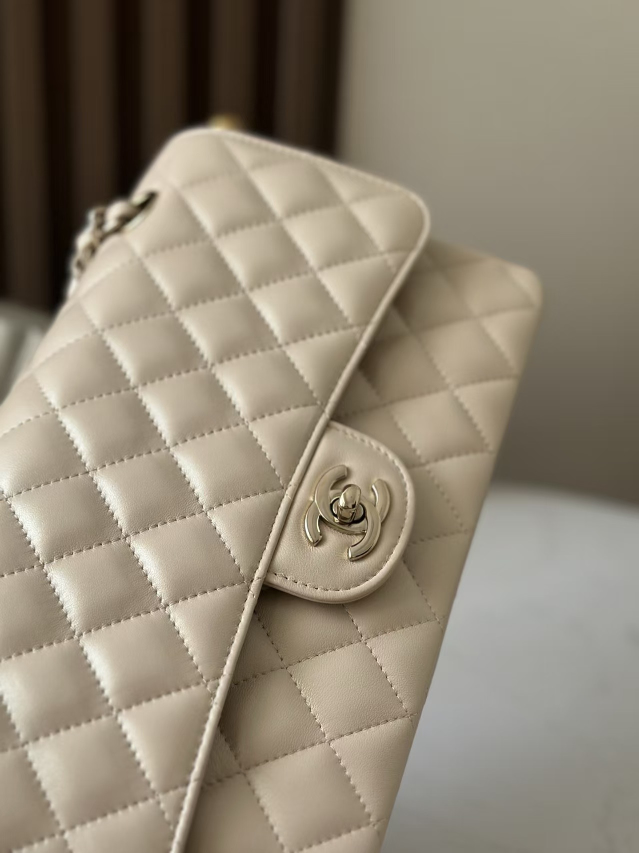 Ch**el Classic Flap Bag Pearlescent apricot-colored lambskin with light gold hardware 15x25.5x6cm