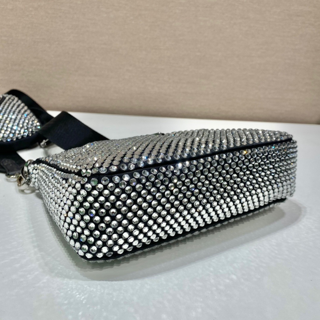 Pra*a Re-Edition 2005 duchess bag 18x22x6cm