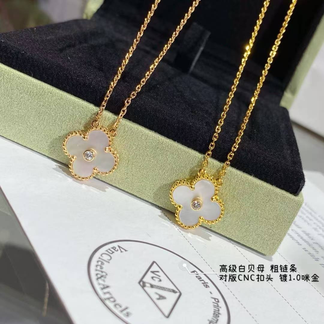 V*n Cl**f & Arpels Medium Classic Four Leaf Clover Necklace Diameter approx 1.5cm Chain length approx 40+5cm