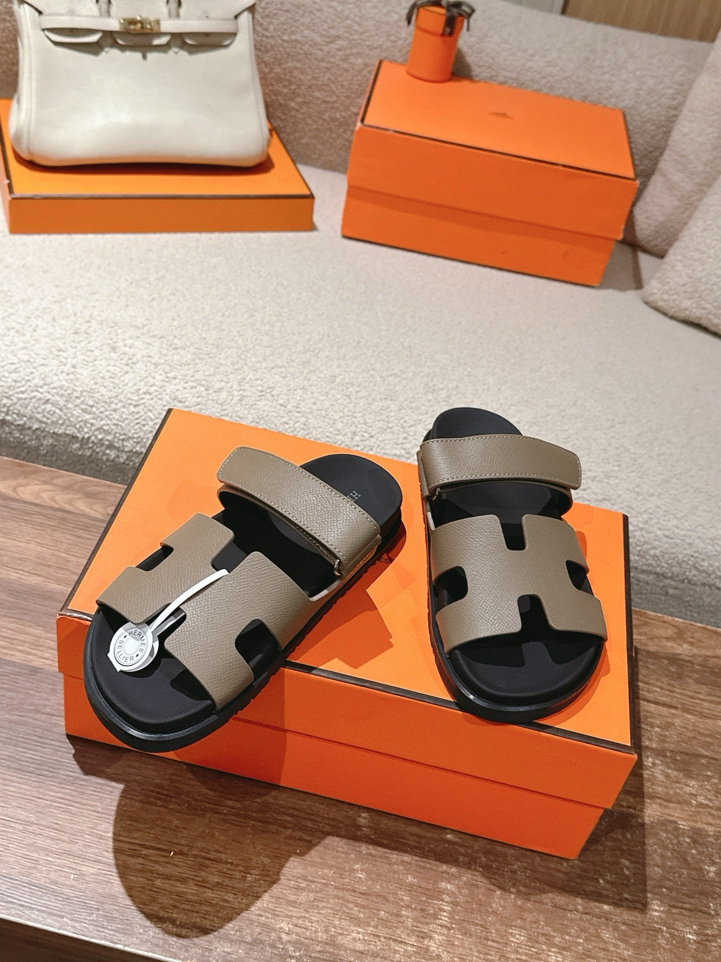 UA H**me5 Chypre sandal