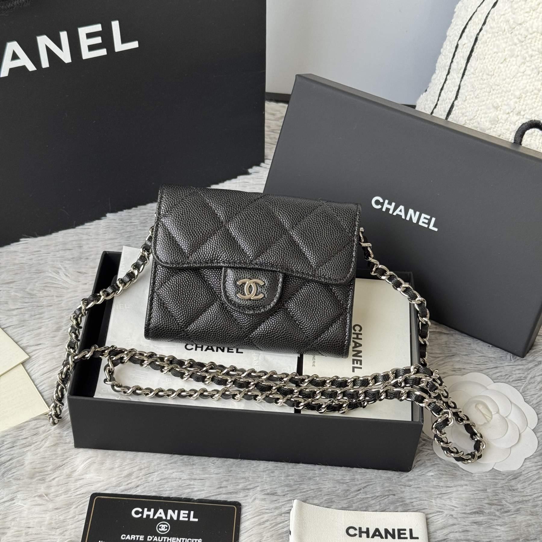 Ch**el wallet on chain 8.5x12.5x2.5cm